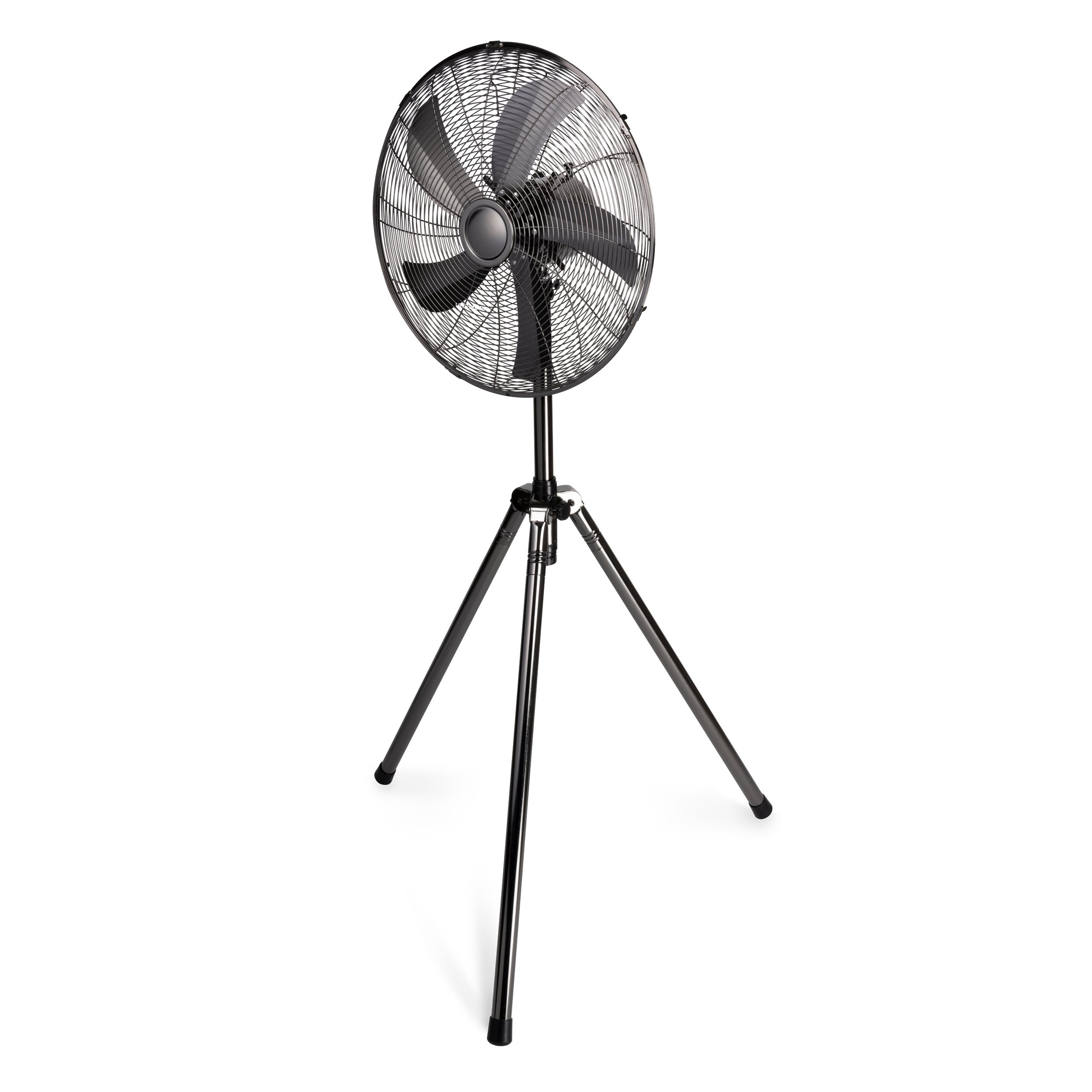 Un ventilateur noir sur un trépied, isolé sur fond blanc.