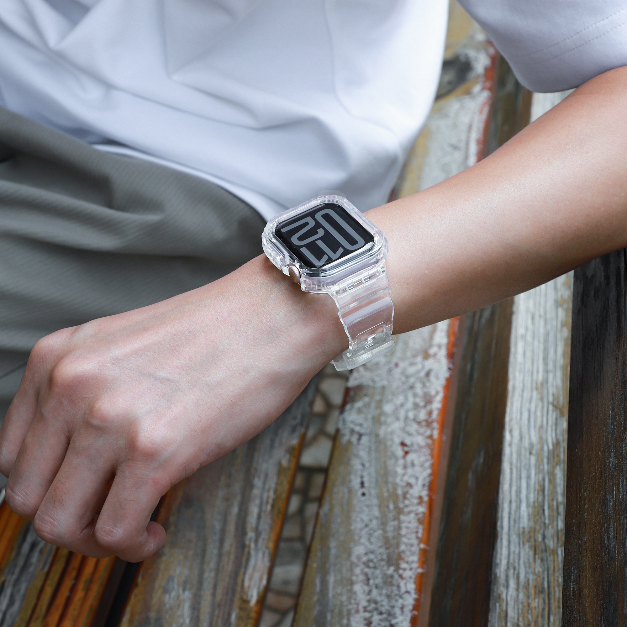 Eine Person trägt eine klare Uhr mit klarem Armband. Die Uhr befindet sich am Handgelenk.