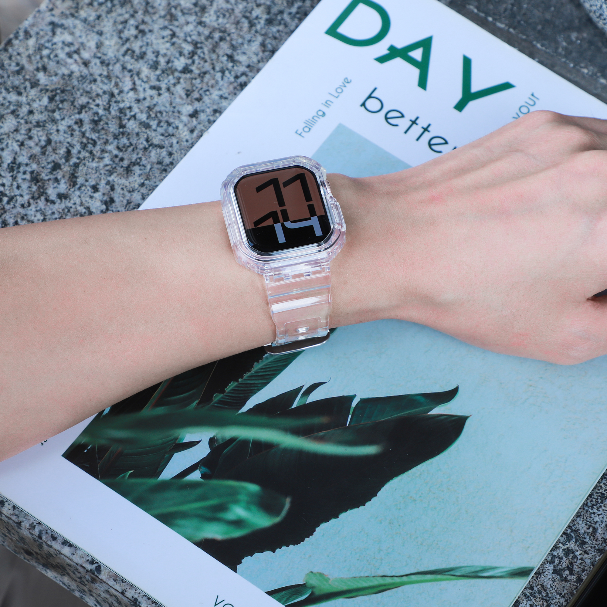 Transparente Armbanduhr am Handgelenk, die die Uhrzeit anzeigt. Die Uhr hat ein transparentes Gehäuse.