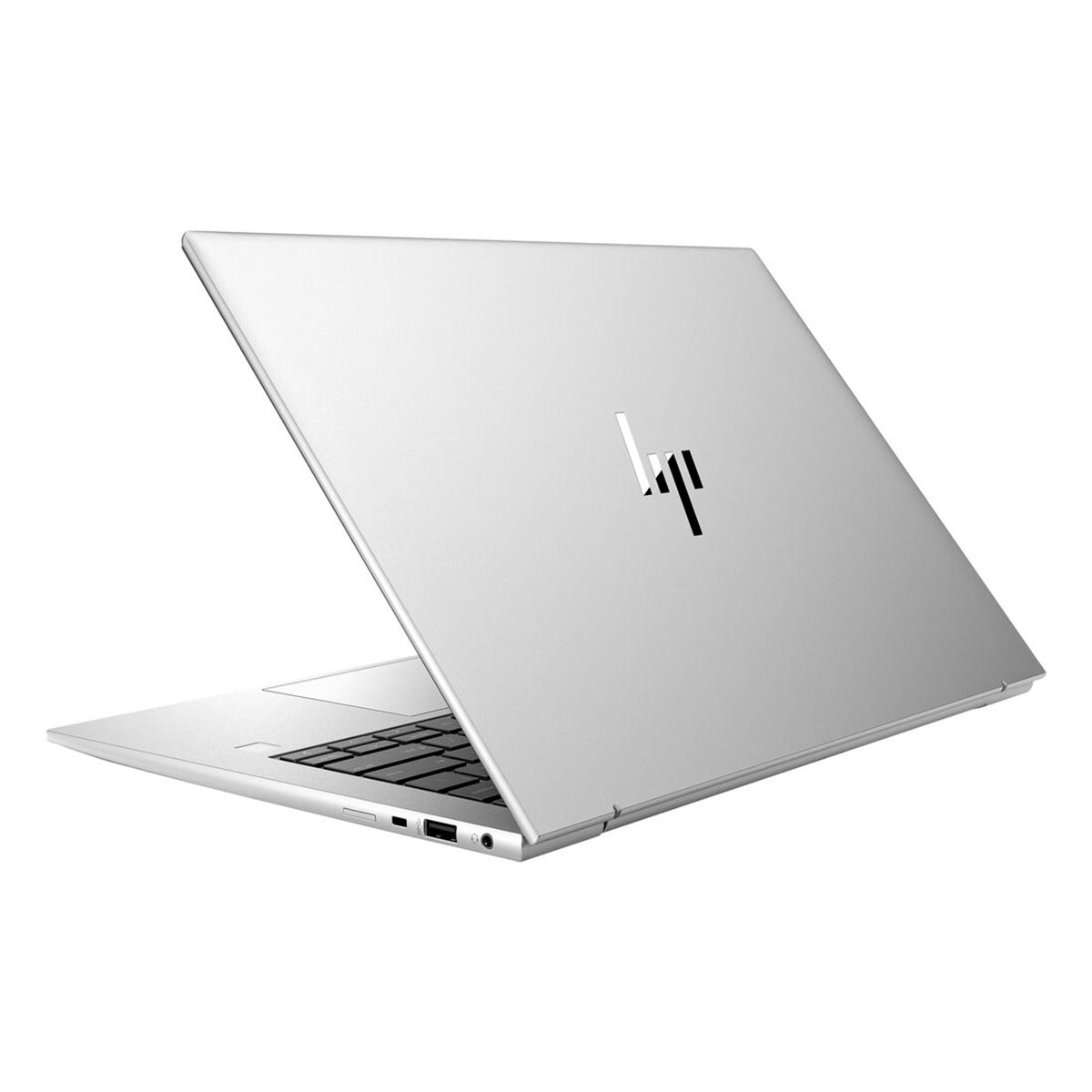 Srebrny laptop na białym tle. Ekran jest lekko otwarty. Logo HP jest widoczne na pokrywie.