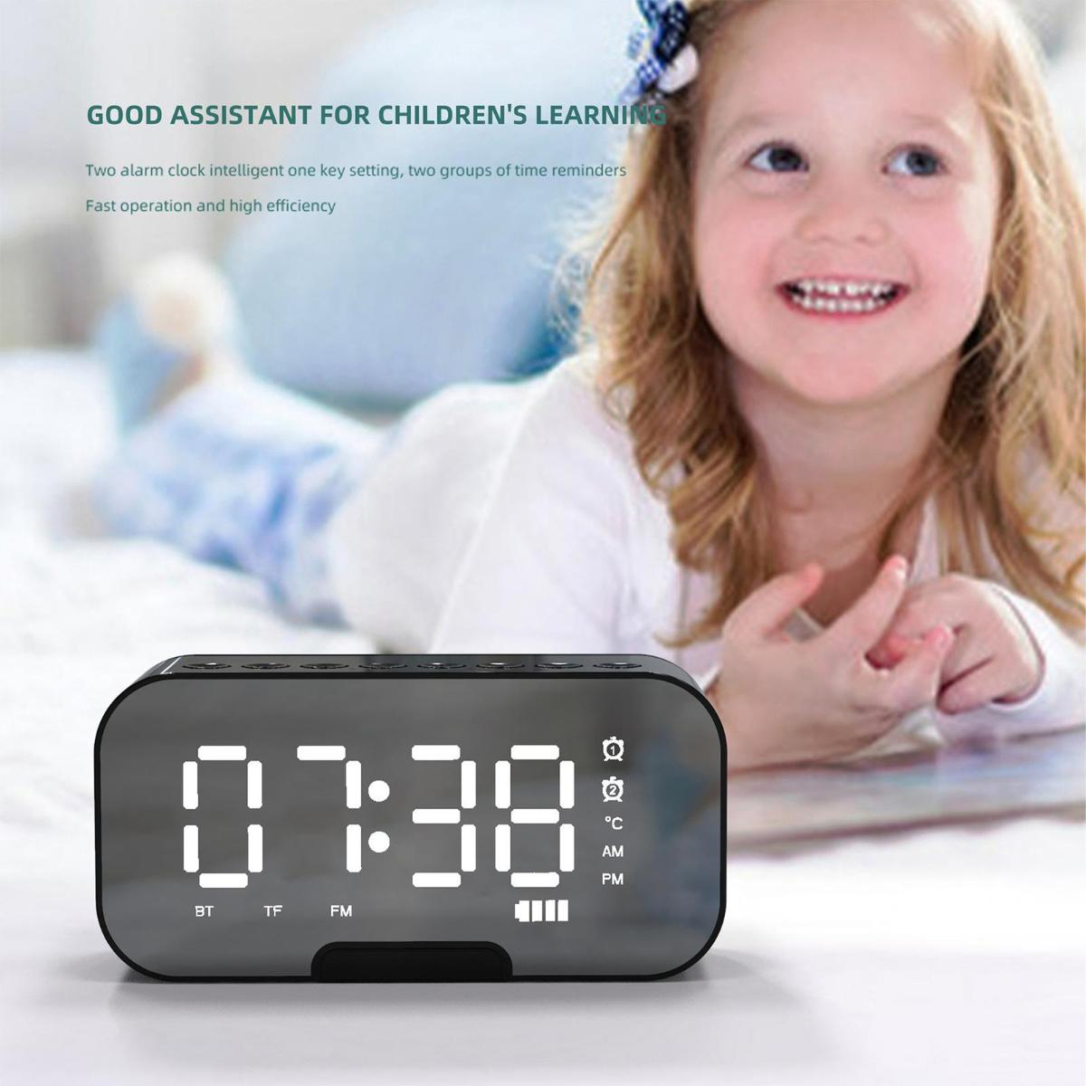 Ein Mädchen lächelt in der Nähe einer Digitaluhr. Die Uhr zeigt die Zeit und andere Symbole. Weißer Hintergrund.