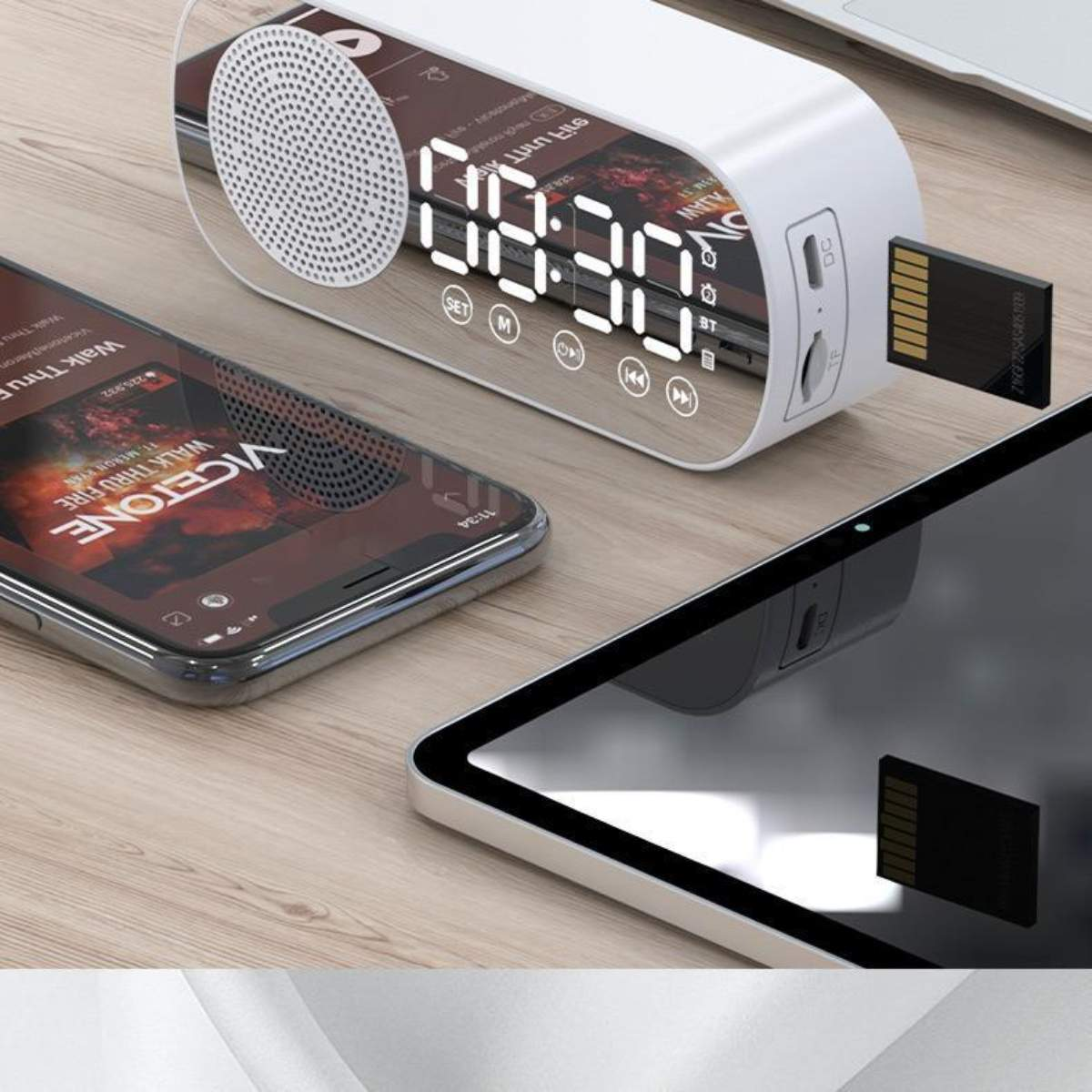 Eine Digitaluhr mit Spiegelfront. Zwei Telefone und ein Tablet liegen daneben. Eine Speicherkarte ist eingesetzt.