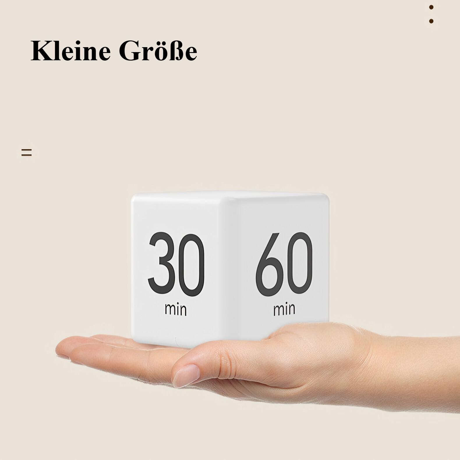 Die Hand einer Person, die einen weißen Würfel mit den Zahlen 30 und 60 hält. Beigefarbener Hintergrund.