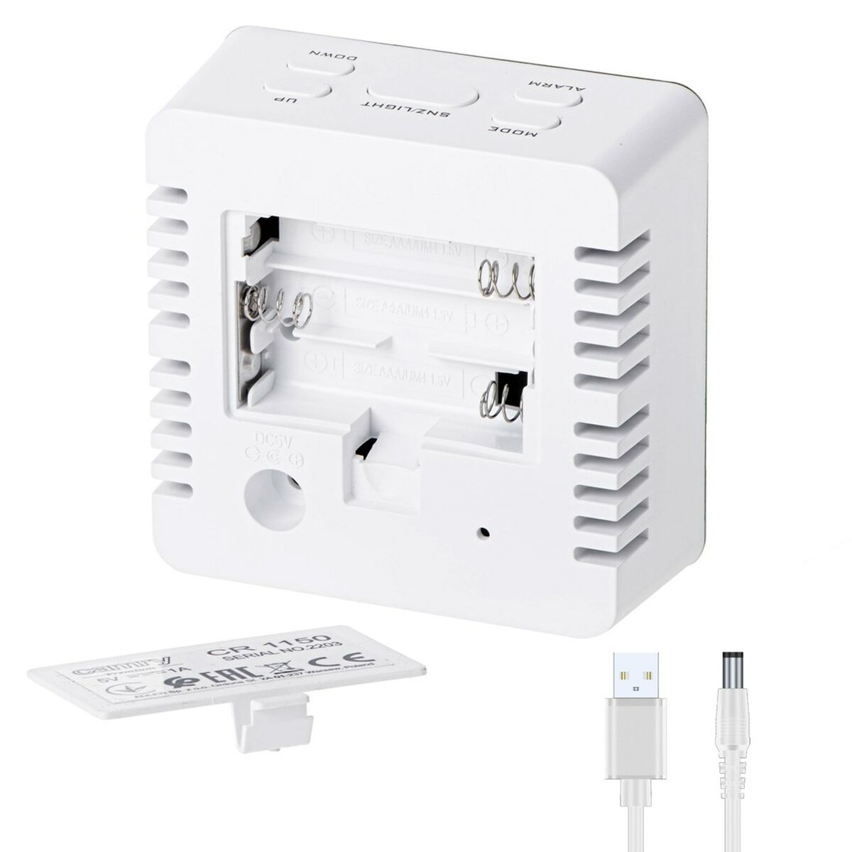 Die Rückseite eines weißen Weckers zeigt Batteriefächer, einen Gleichstromanschluss und ein USB-Kabel.