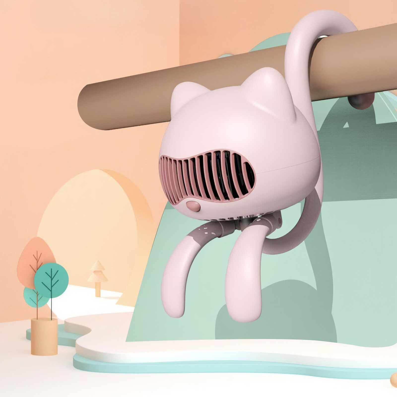 Pinker katzenförmiger Ventilator hängt an einer Stange, mit weichem Hintergrund und stilisierten Elementen.
