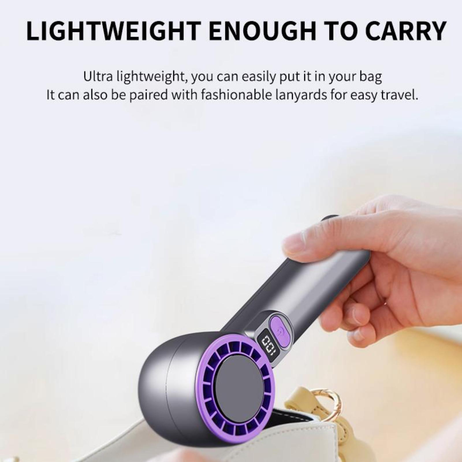 Eine Hand, die einen grau-violetten Ventilator hält. Er wird in eine beige Tasche gelegt. Der Text oben lautet 'LEICHT GENUG'.