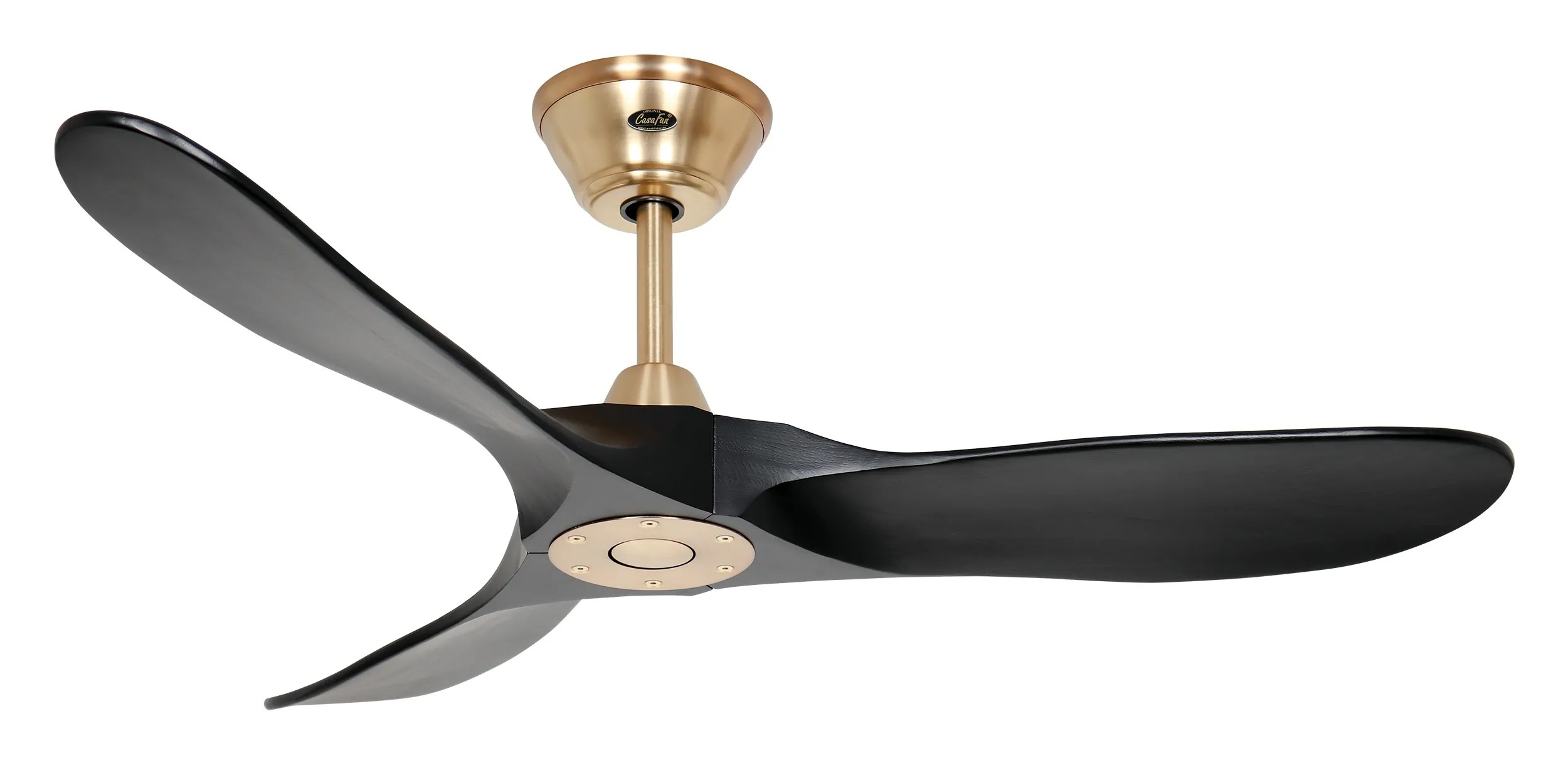 Ventilatore da soffitto nero con tre pale, alloggiamento motore in ottone. Pale angolate verso il basso.