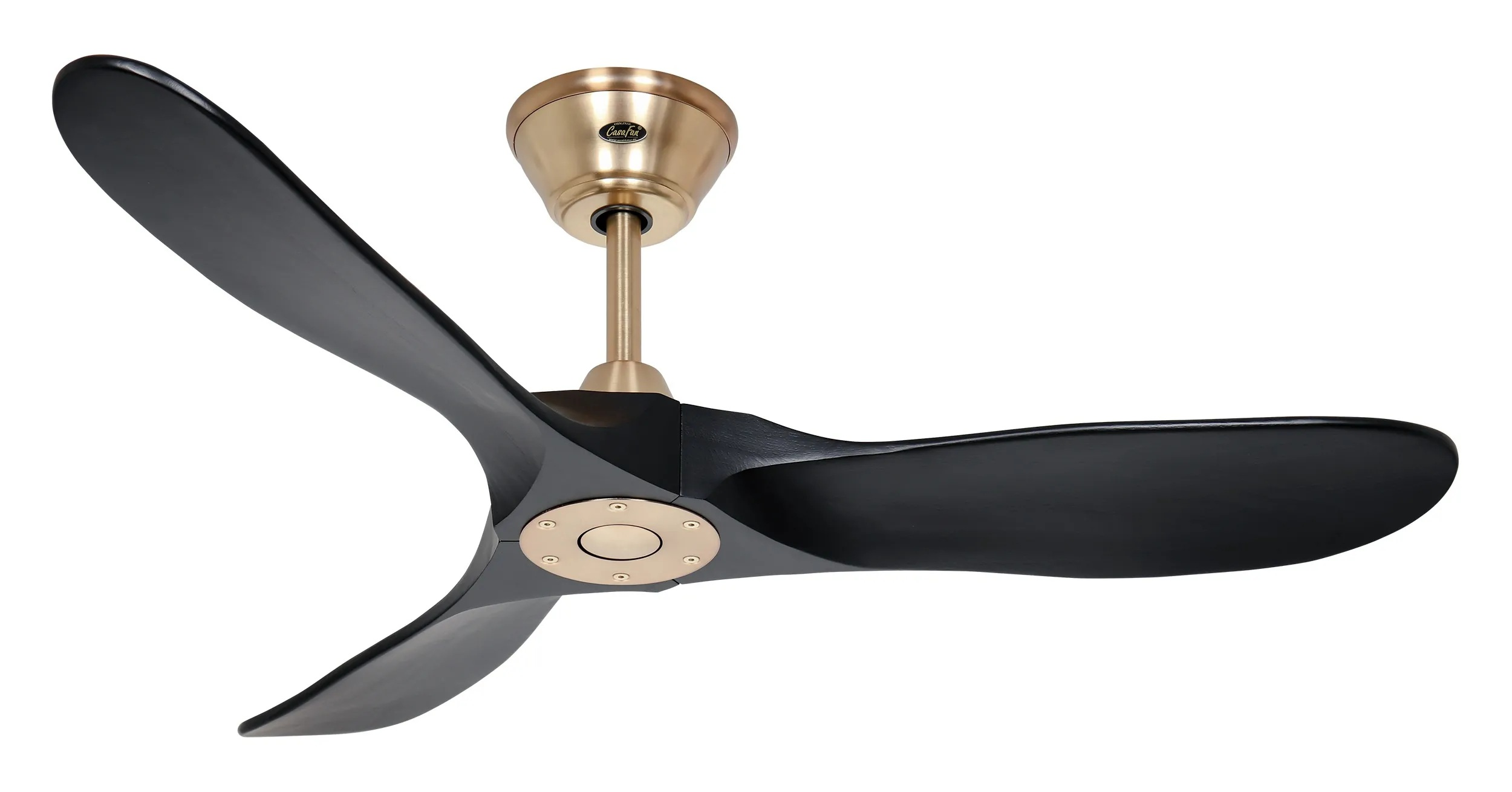 Ventilatore da soffitto nero con tre pale, alloggiamento motore in ottone. Le pale sono angolate verso il basso.