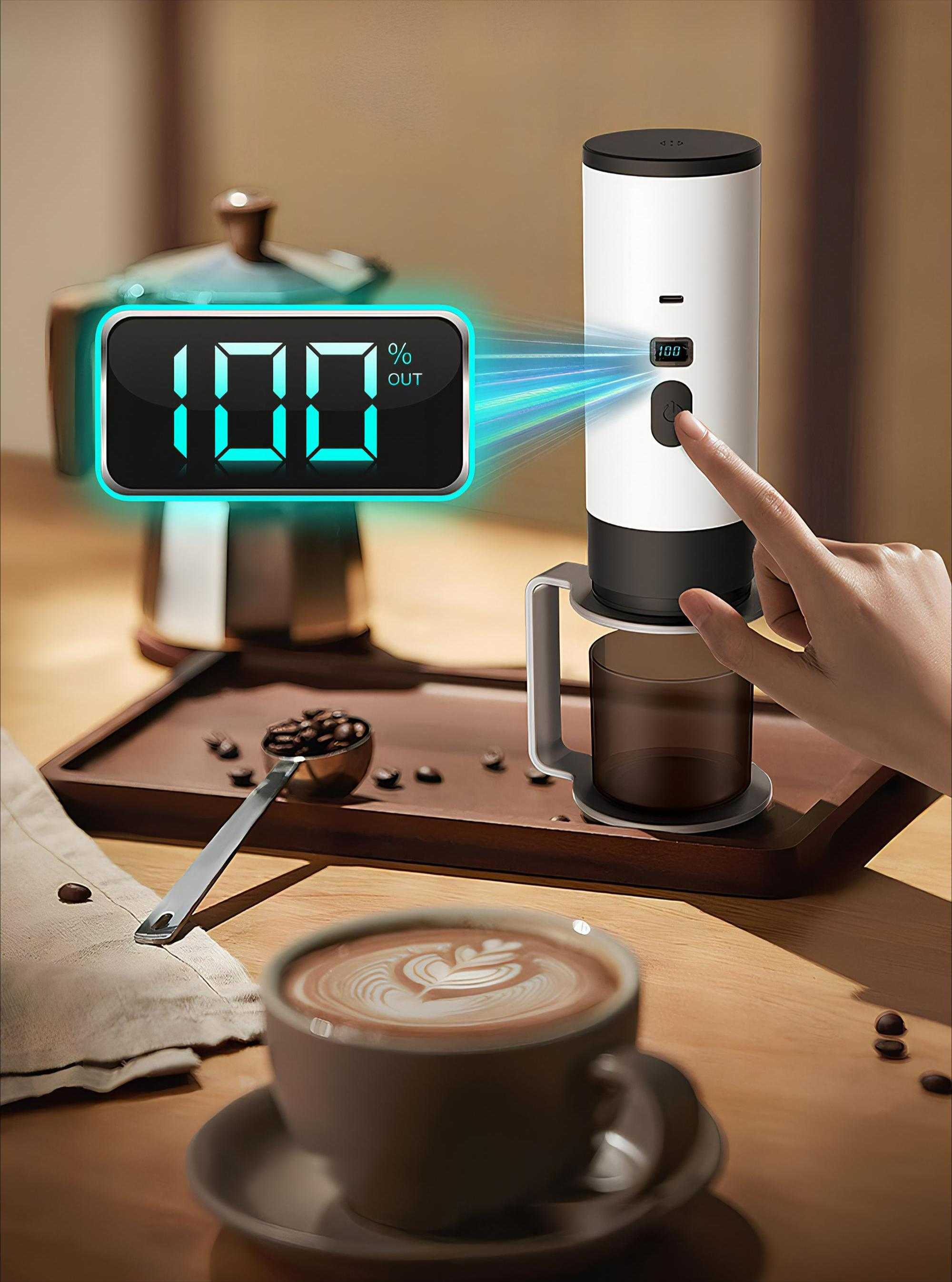 Person benutzt eine Kaffeemühle, die ein Display mit 100% anzeigt. Eine Kaffeetasse im Vordergrund.