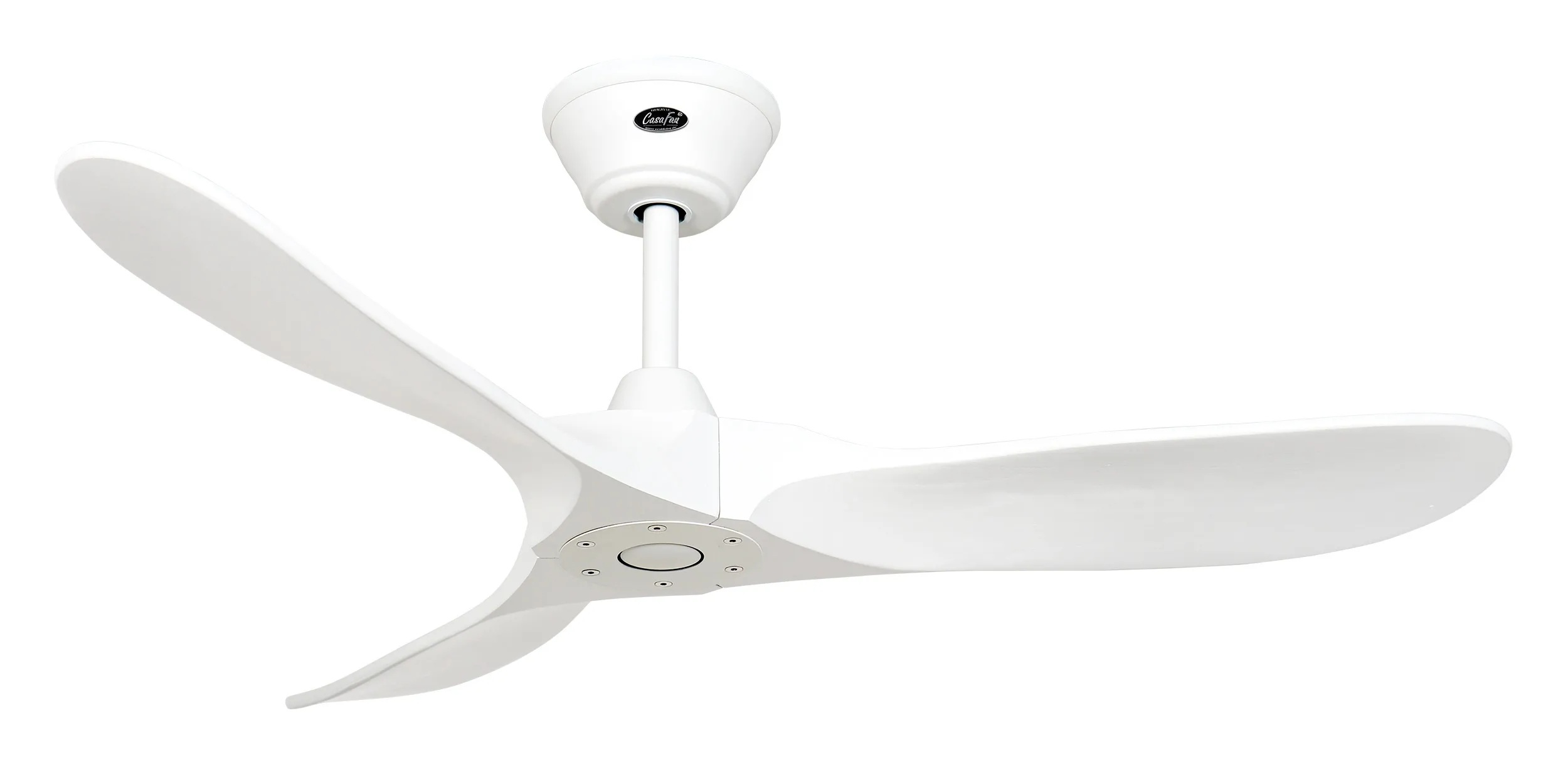 Ein weißer Deckenventilator mit drei gebogenen Flügeln. Die Flügel sind weiß, und der Ventilator ist an einer weißen Decke montiert.