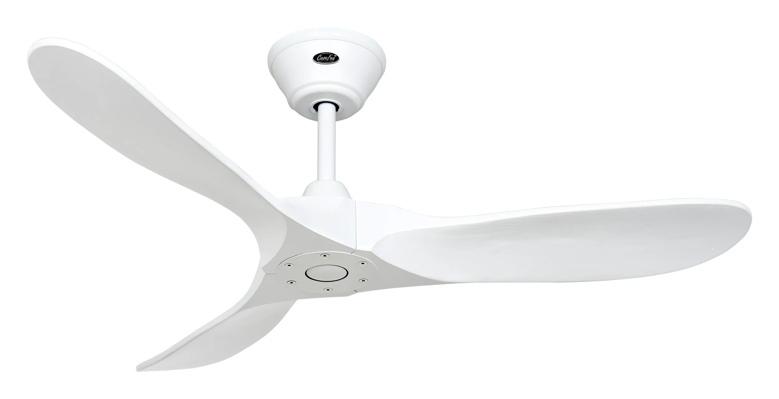 Ein weißer Deckenventilator mit drei gebogenen Flügeln. Die Flügel sind weiß und der Ventilator ist an einer weißen Decke montiert.