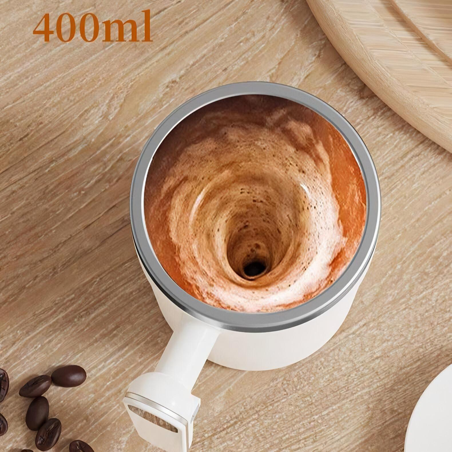 Eine weiße Tasse mit einem Strudel aus Kaffee im Inneren und dem Text '400ml'. Der Hintergrund ist eine Holzoberfläche.