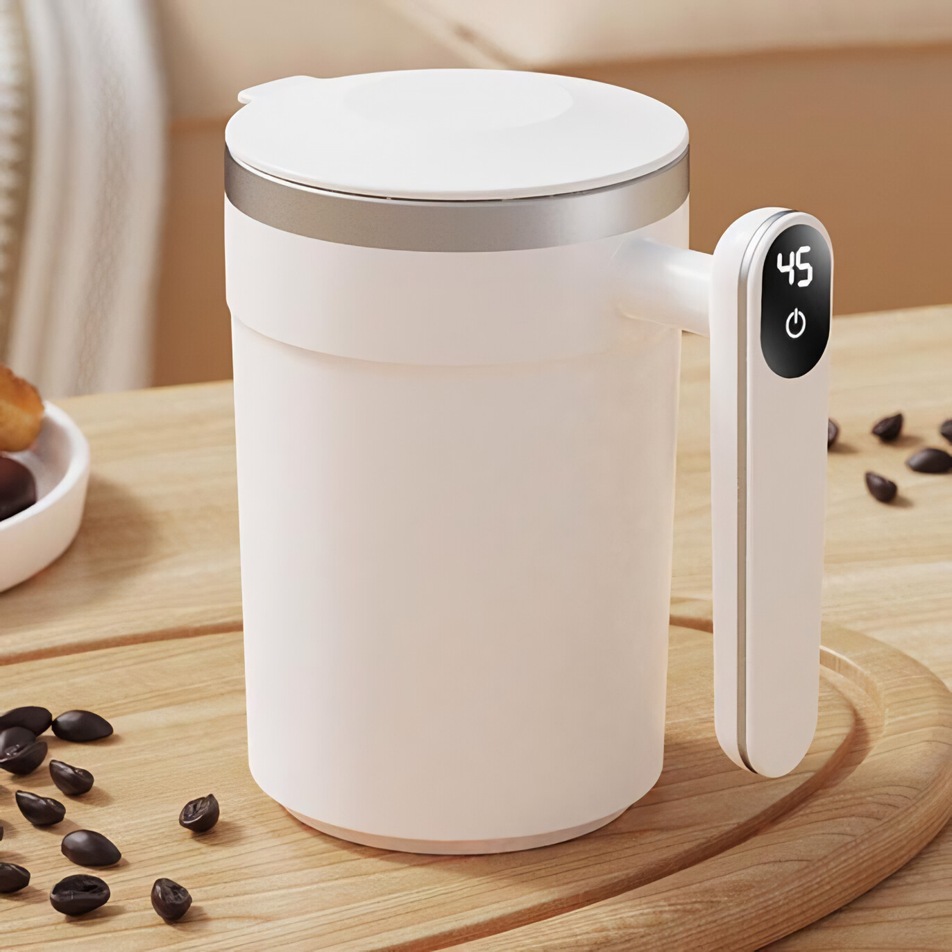 Eine weiße Tasse mit Griff und Digitalanzeige. Es gibt Kaffeebohnen drumherum. Das Display zeigt die Zahl 45.
