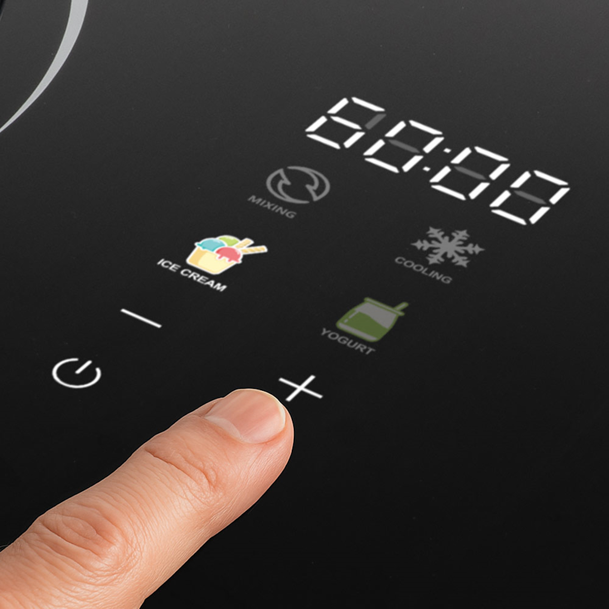 Nahaufnahme eines Touchscreens, der Einstellungen für eine Eismaschine zeigt. Ein Finger drückt die Plus-Taste.