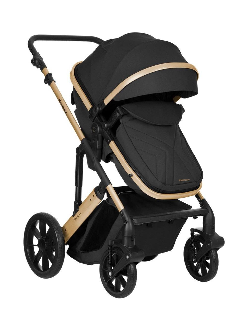 Ein schwarzer und goldener Kinderwagen auf weißem Hintergrund, mit schwarzem Sitz, Korb und Verdeck.