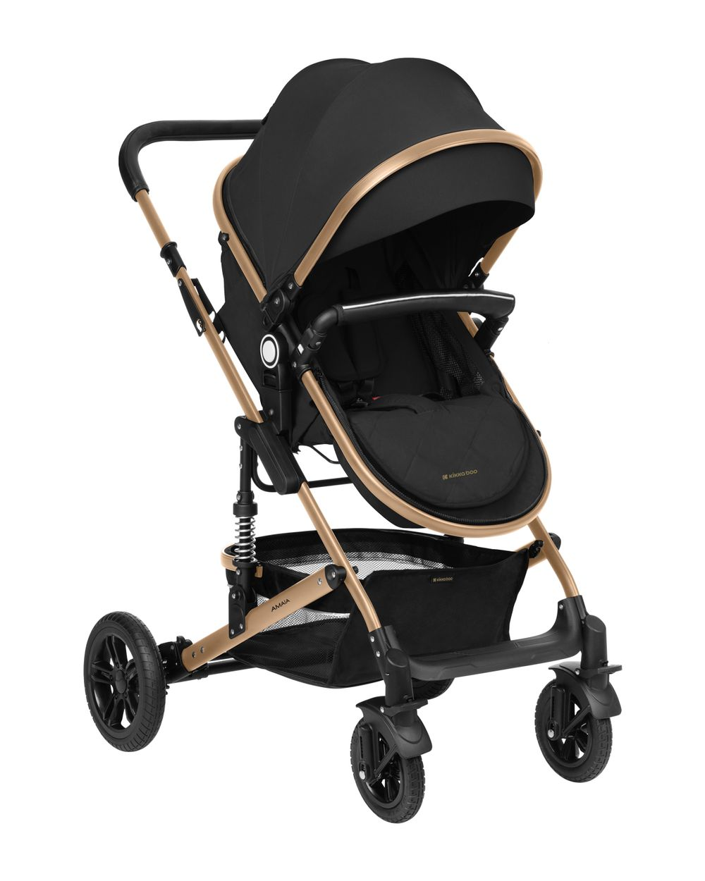 Ein schwarzer und goldener Kinderwagen mit schwarzem Sitz und Verdeck auf weißem Hintergrund.