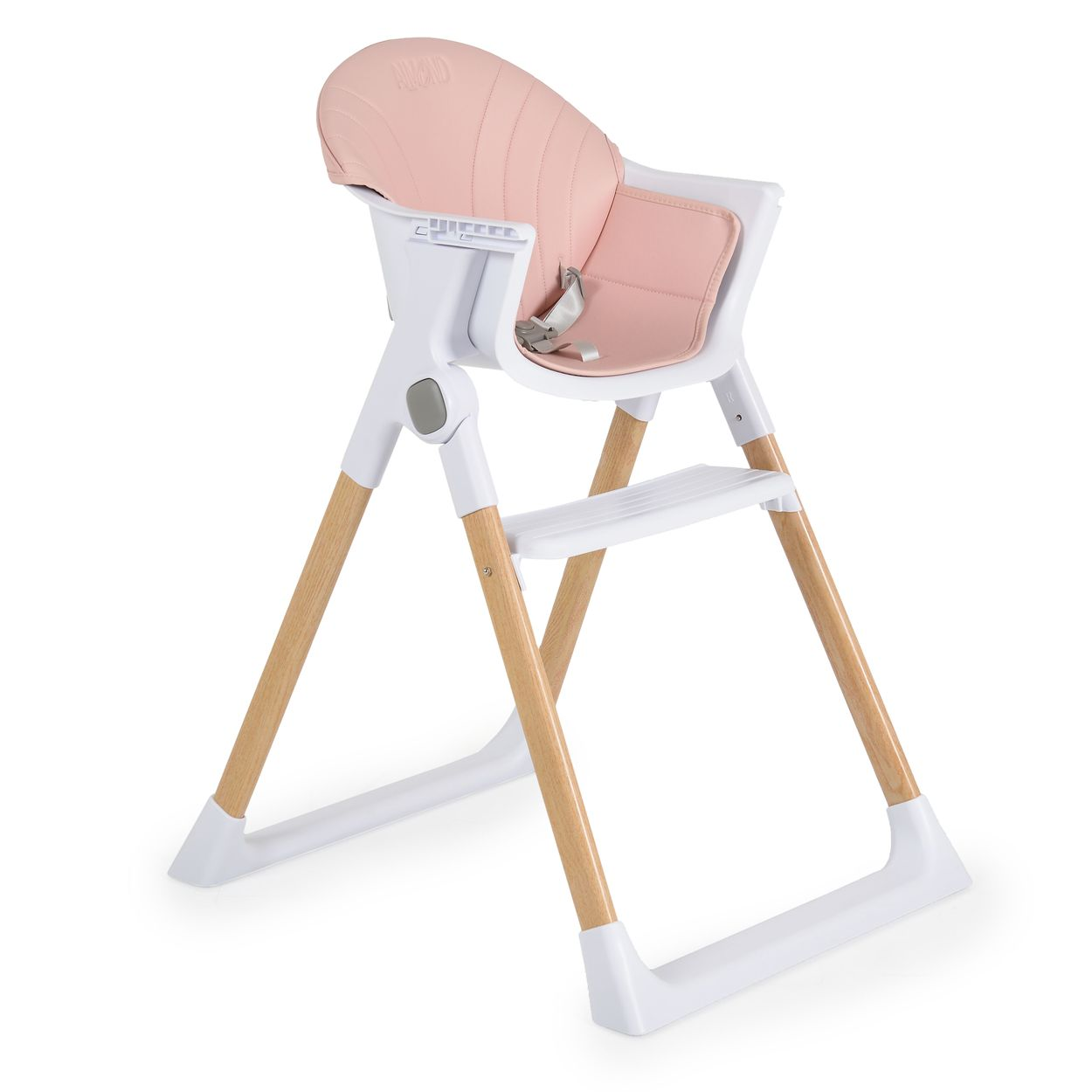 Ein weißer Hochstuhl mit Holzbeinen und einem gepolsterten rosa Sitz, vor weißem Hintergrund.