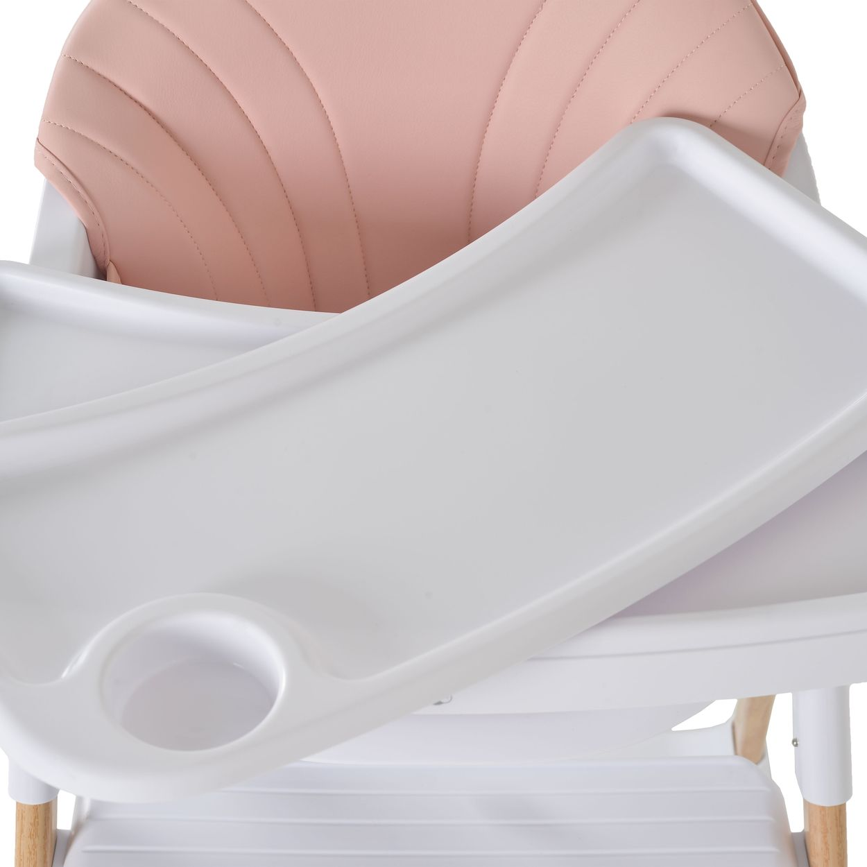 Nahaufnahme des Tabletts eines weißen Hochstuhls mit einem Getränkehalter. Der Sitz ist rosa, der Rahmen weiß.