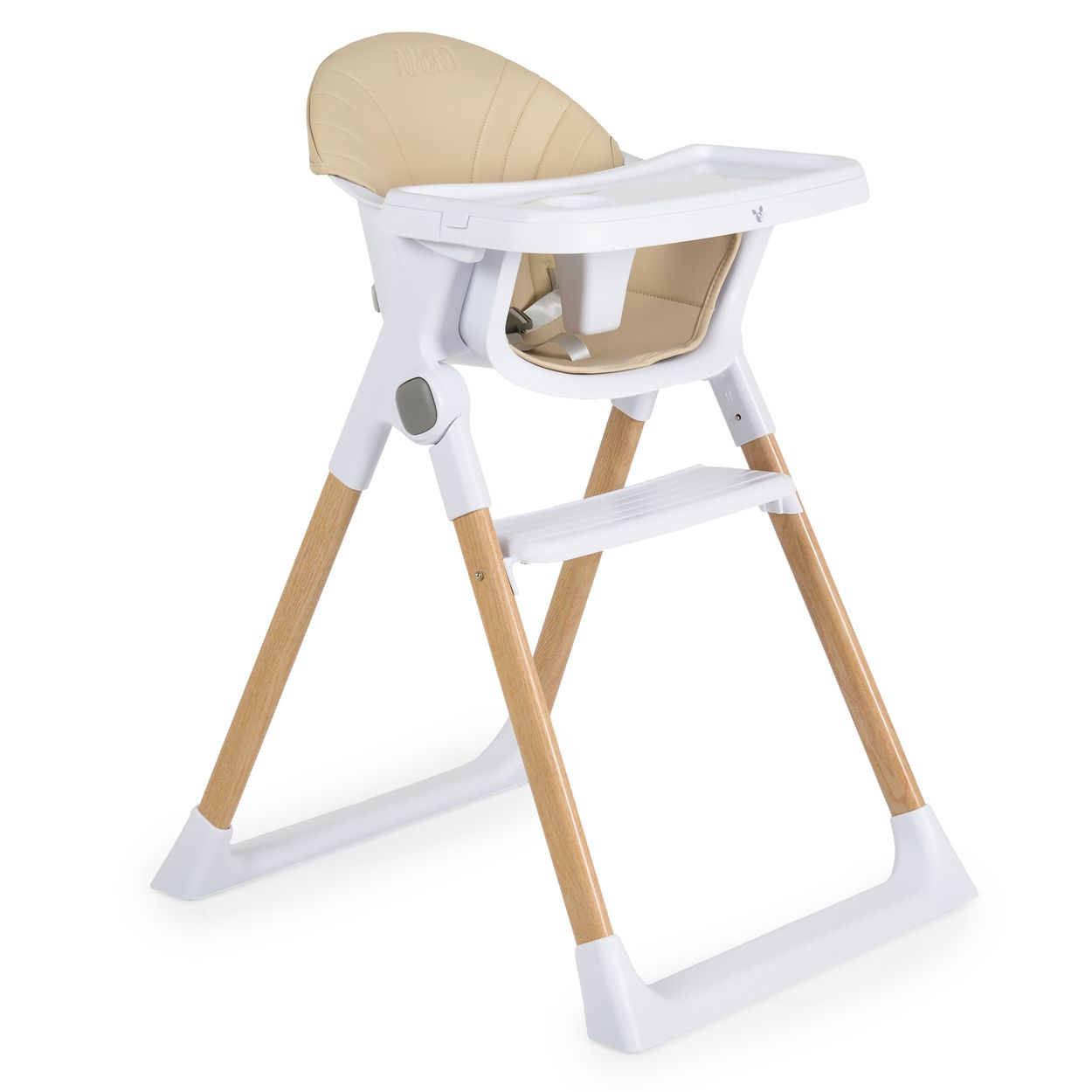Ein Hochstuhl mit beigem Sitz und Tablett. Er hat Holzbeine, einen weißen Rahmen und das Wort 'ALMOND'.