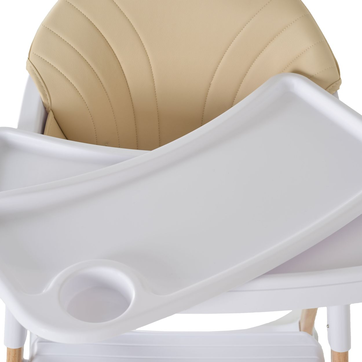 Nahaufnahme des Tabletts eines weißen Hochstuhls mit Getränkehalter. Der Sitz ist beige, der Rahmen weiß.