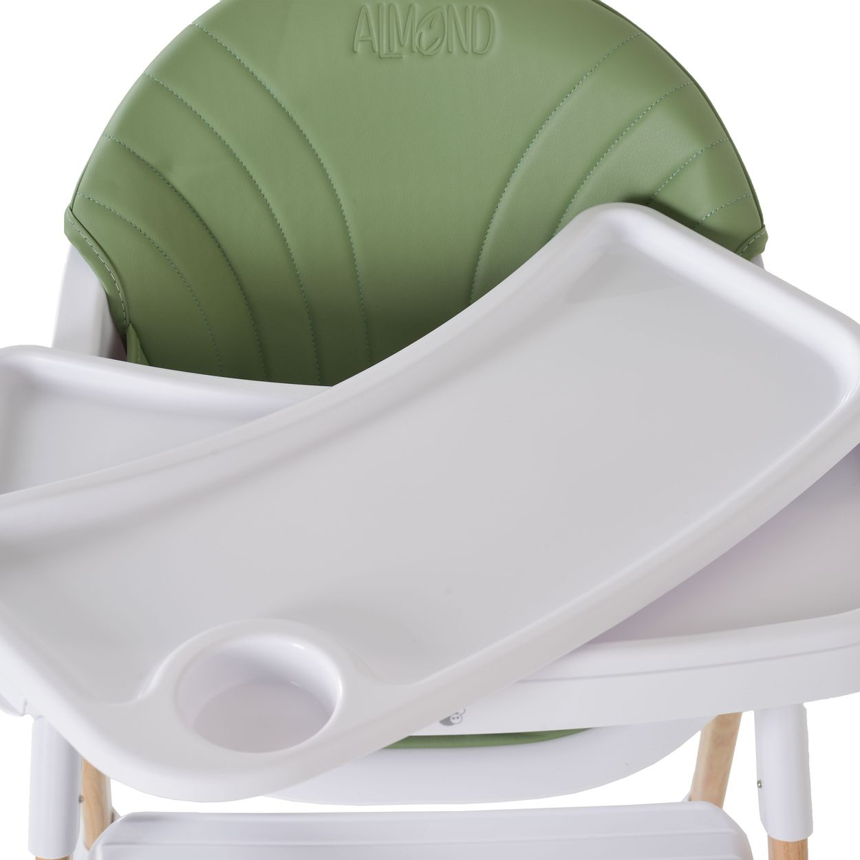 Nahaufnahme des Tabletts eines Hochstuhls mit grünem Sitz. Das Tablett hat einen Getränkehalter. Der Rahmen ist weiß.