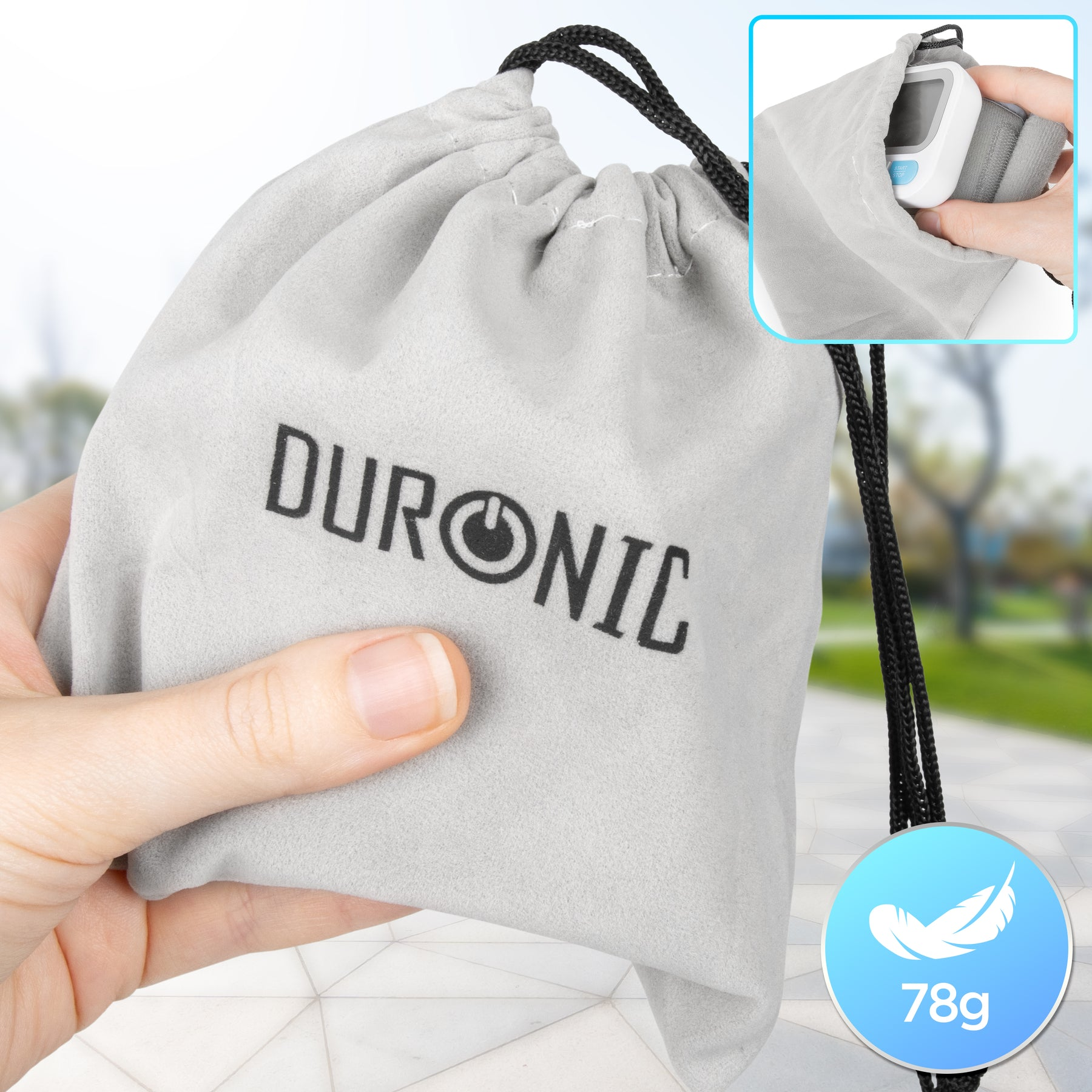 Ein grauer Kordelzugbeutel mit Logo und dem Text 'DURONIC', gehalten von einer Hand.