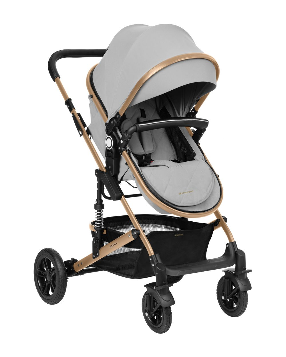 Ein grauer und goldener Kinderwagen mit Babysitz, Aufbewahrungskorb und Rädern.