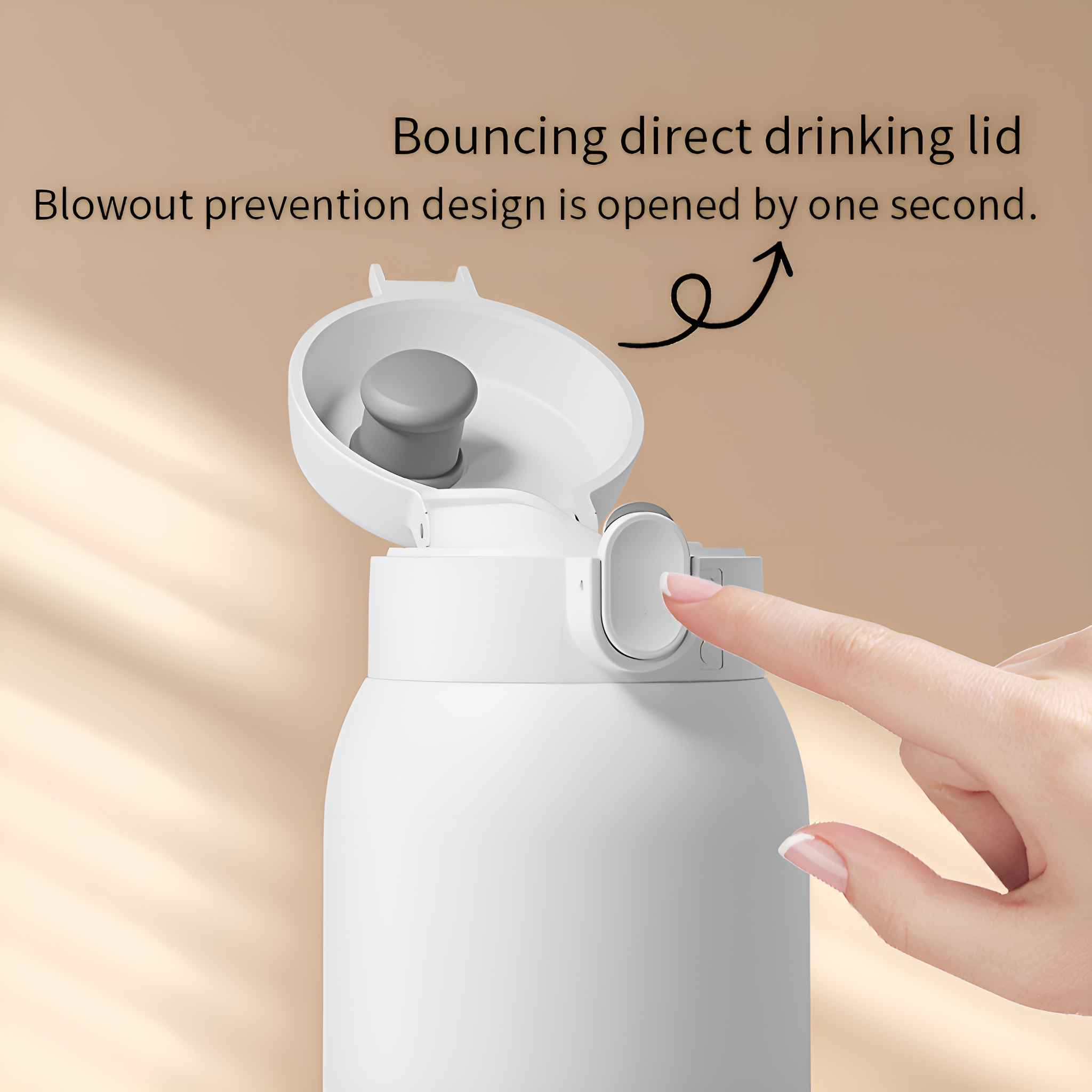 Eine weiße Wasserflasche mit offenem Deckel und einem Pfeil, der darauf zeigt.