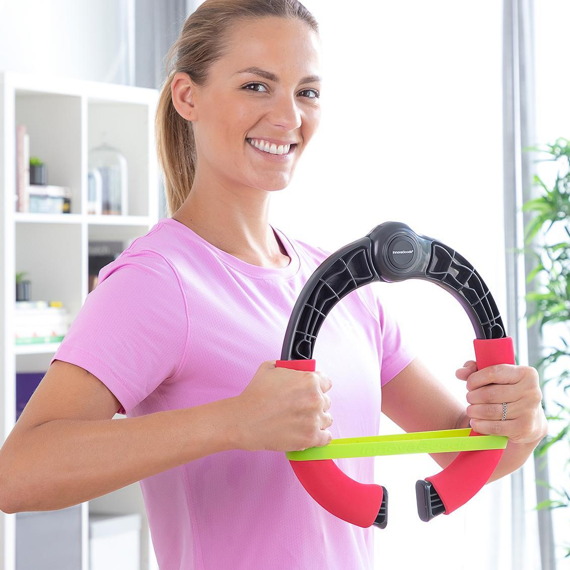 Eine Frau, die einen roten und schwarzen Armtrainer mit einem grünen Band hält und benutzt.