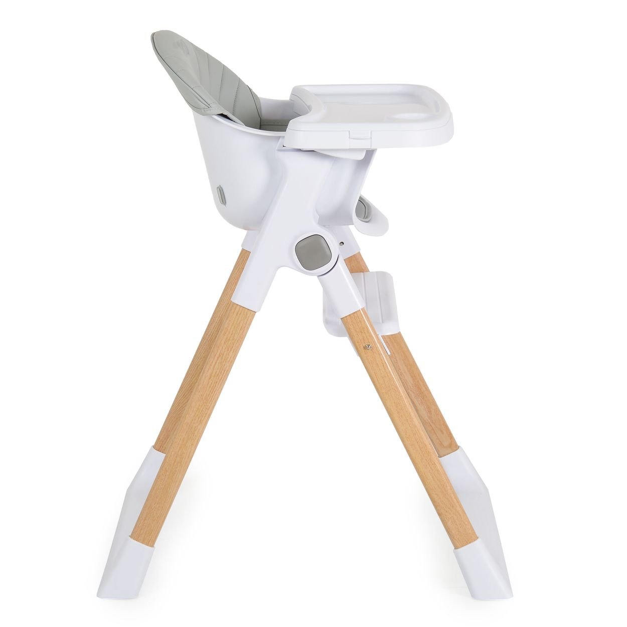 Weißer Hochstuhl, Seitenansicht. Er zeigt das Tablett, den Sitz, die Holzbeine und einen grauen Knopf an der Seite.