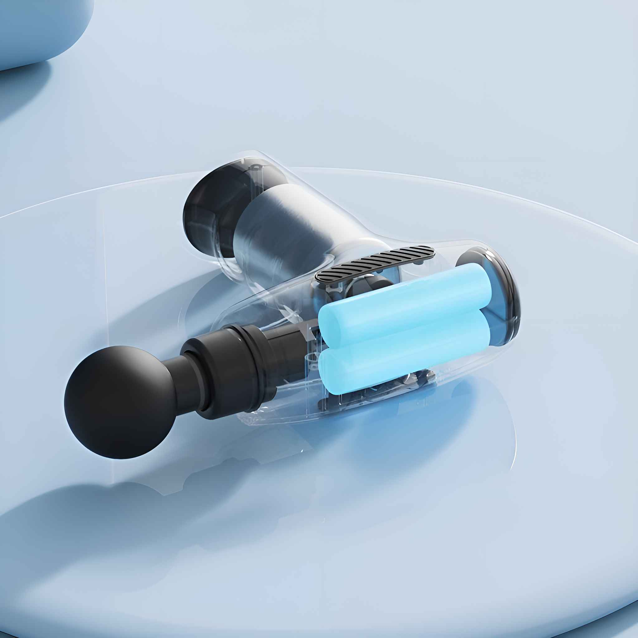 Eine durchsichtige Massagepistole zeigt interne Komponenten, darunter blaue Batterien, auf einer hellblauen Oberfläche.