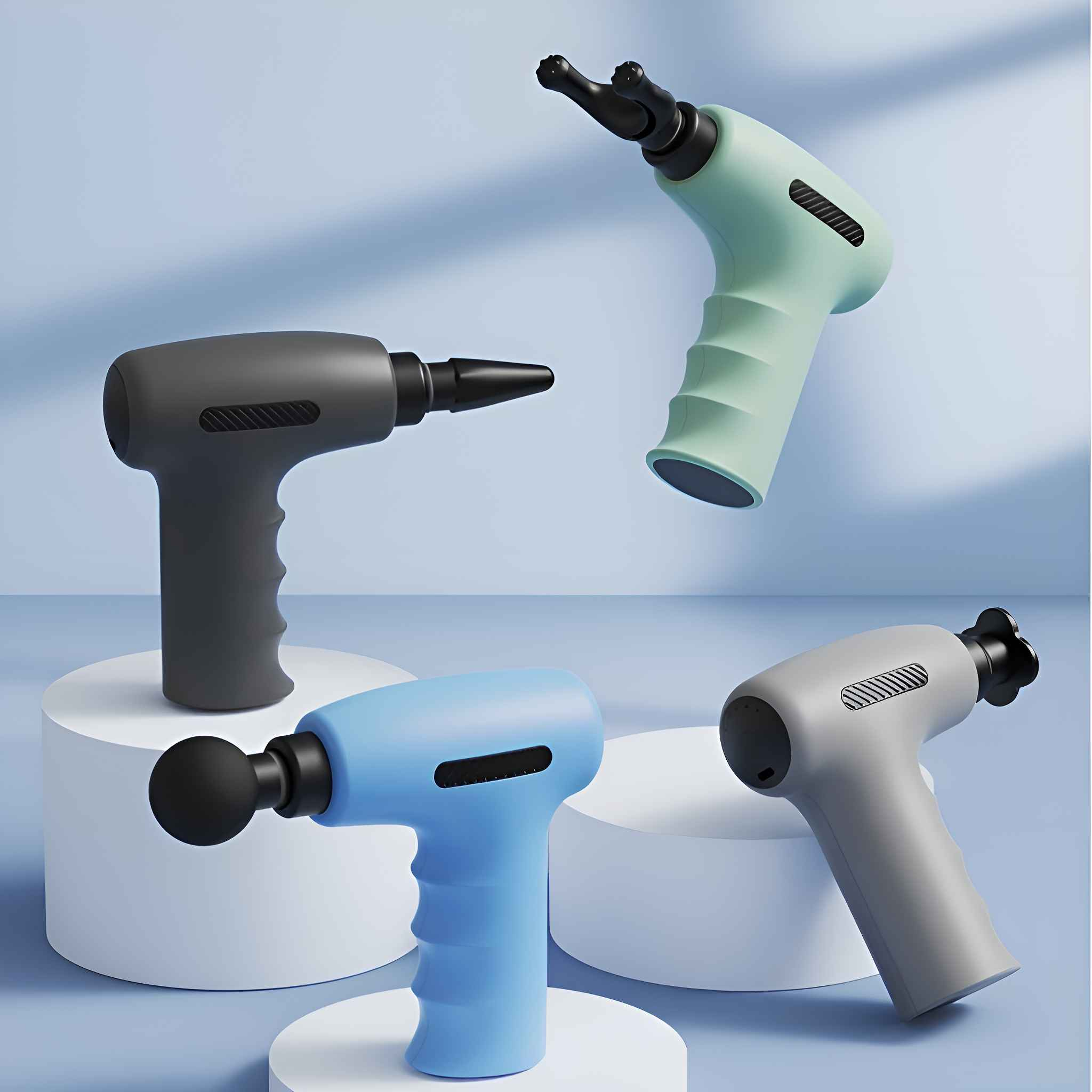 Vier Massagepistolen auf Podesten. Sie sind schwarz, blau und grau, mit einem hellblauen Hintergrund.