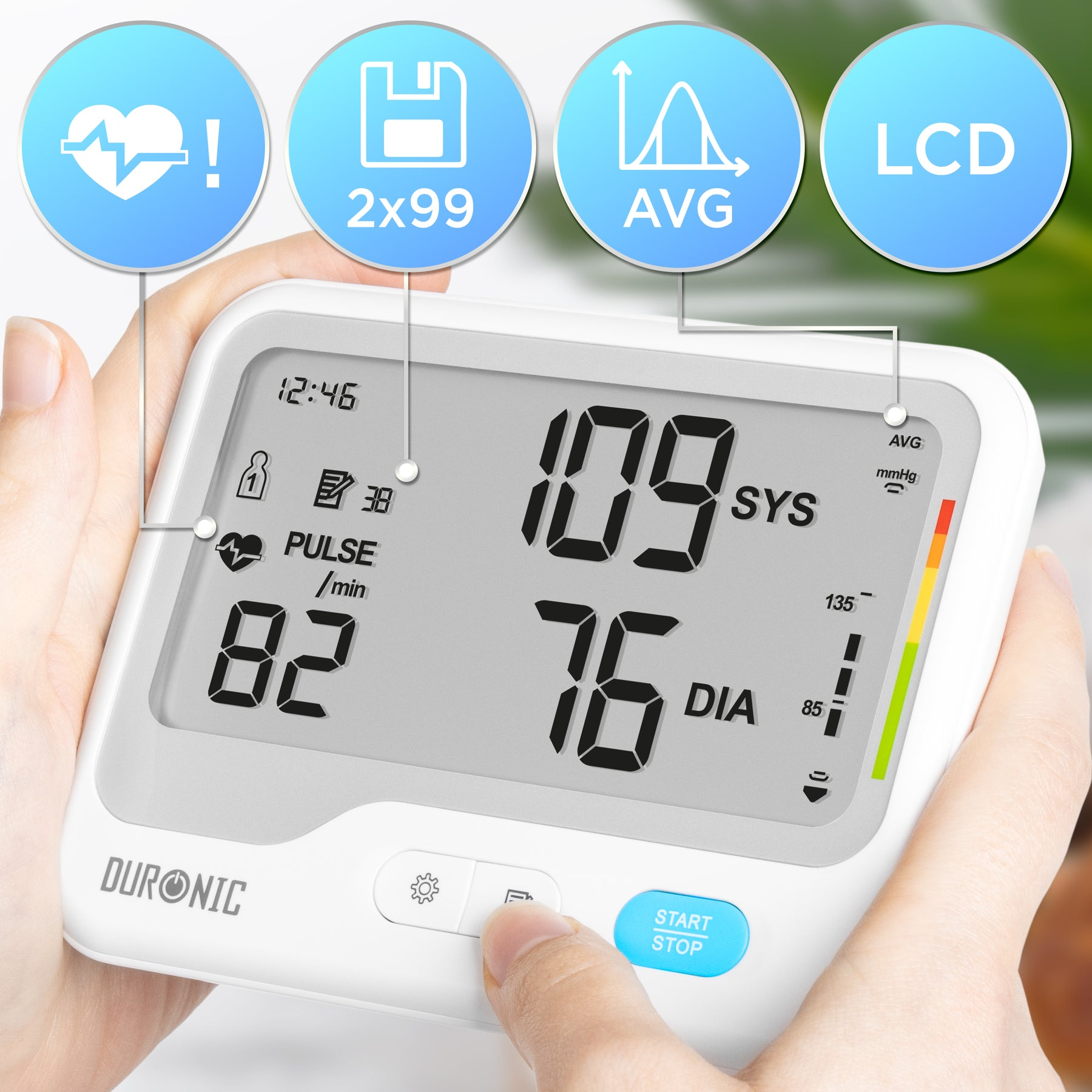 Hände halten ein Blutdruckmessgerät. Das Display zeigt Puls, systolisch und diastolisch an.