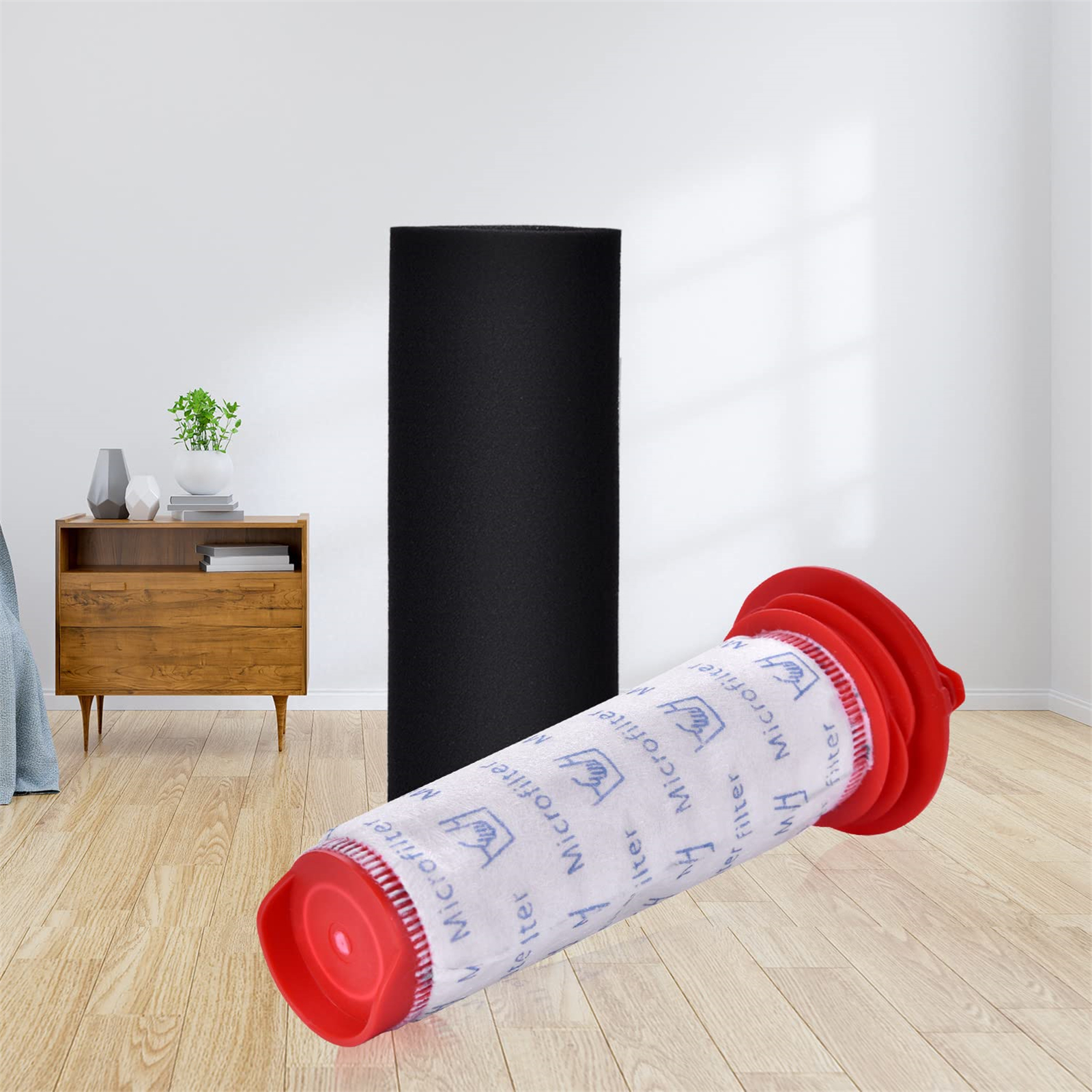 Weiß-roter Filter und ein schwarzer Filter vor einer weißen Wand mit einem hölzernen Beistelltisch.