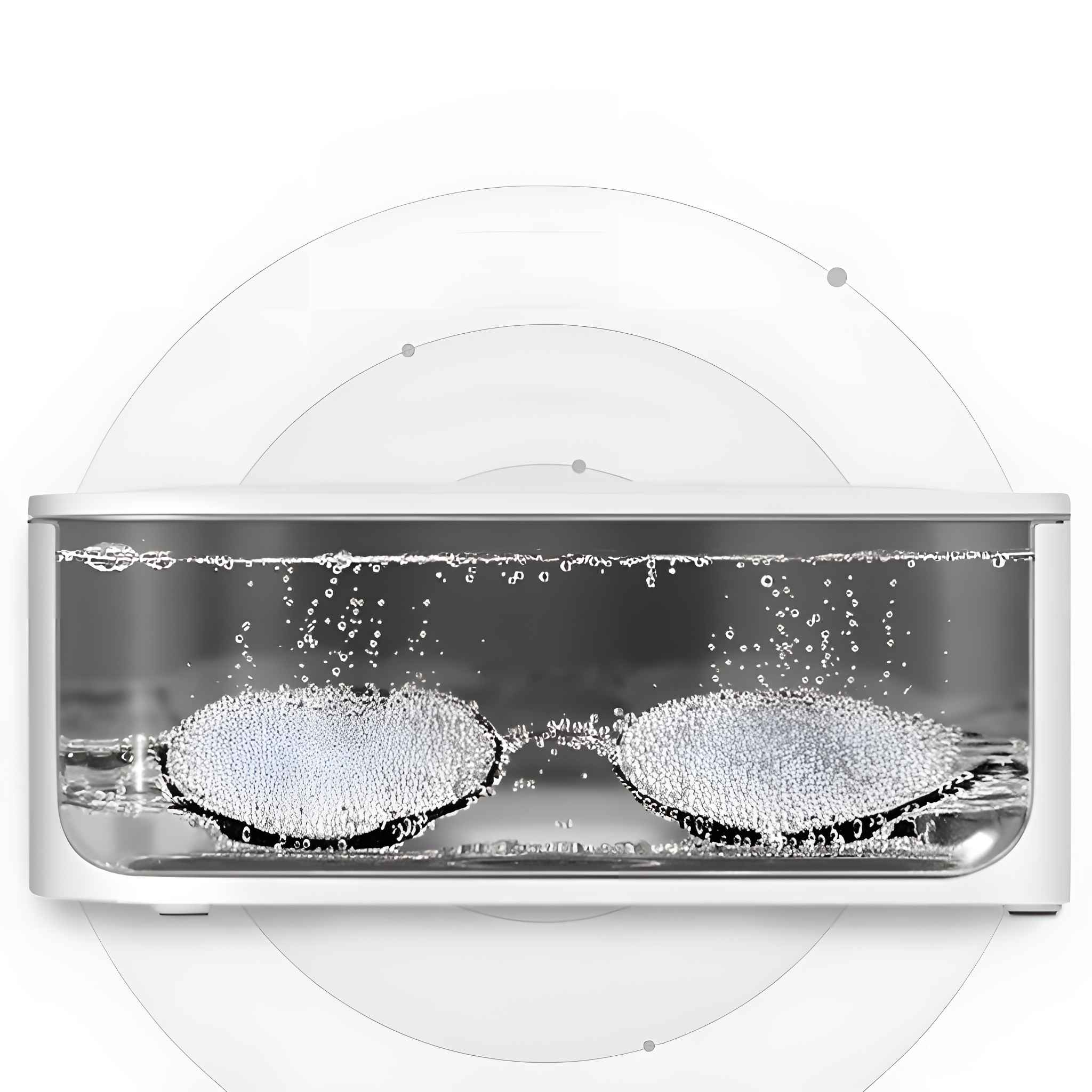 Eine Ultraschall-Reinigungsmaschine reinigt Gläser. Wasser und Blasen sind sichtbar.