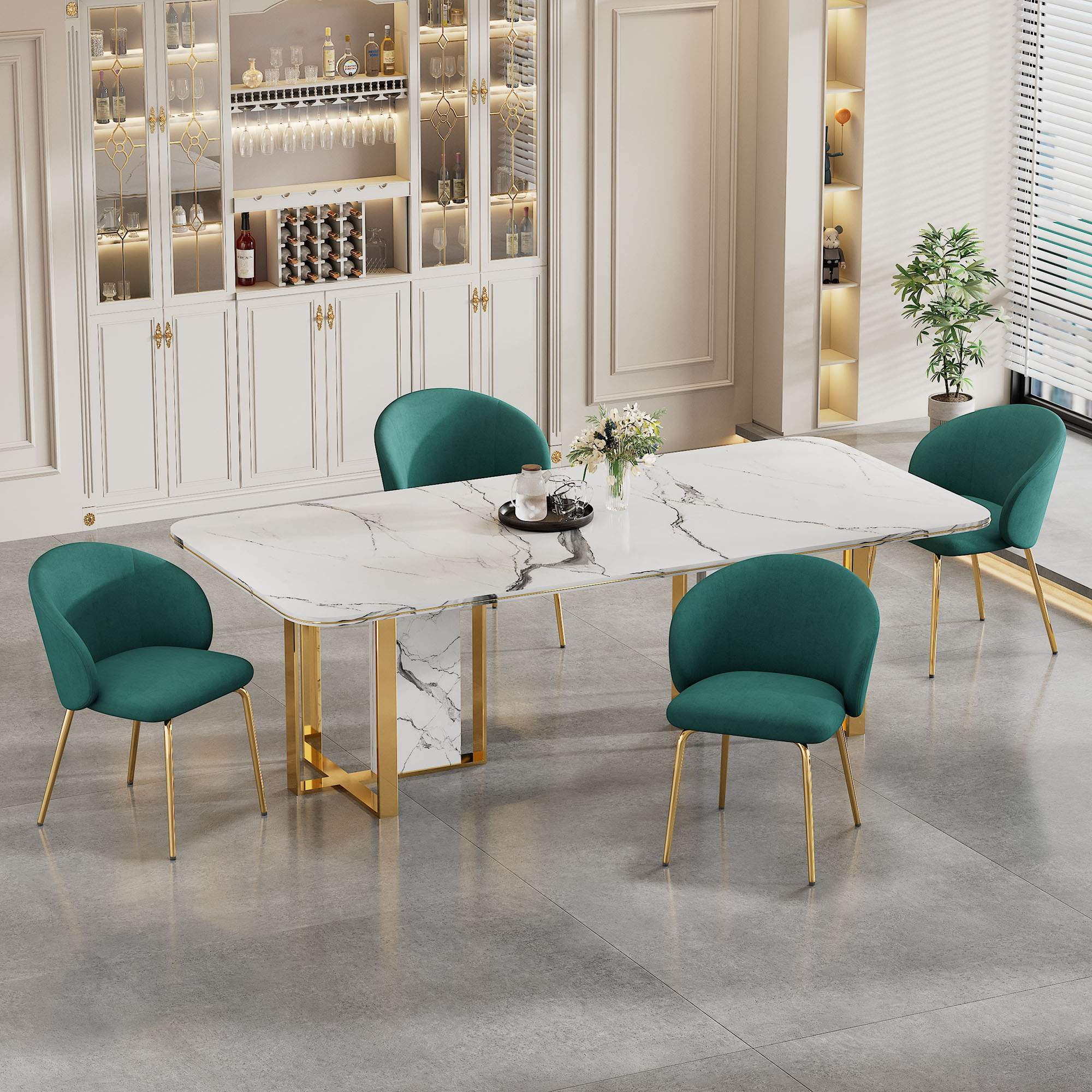 Esszimmer mit einem weißen Marmortisch und grünen Stühlen.