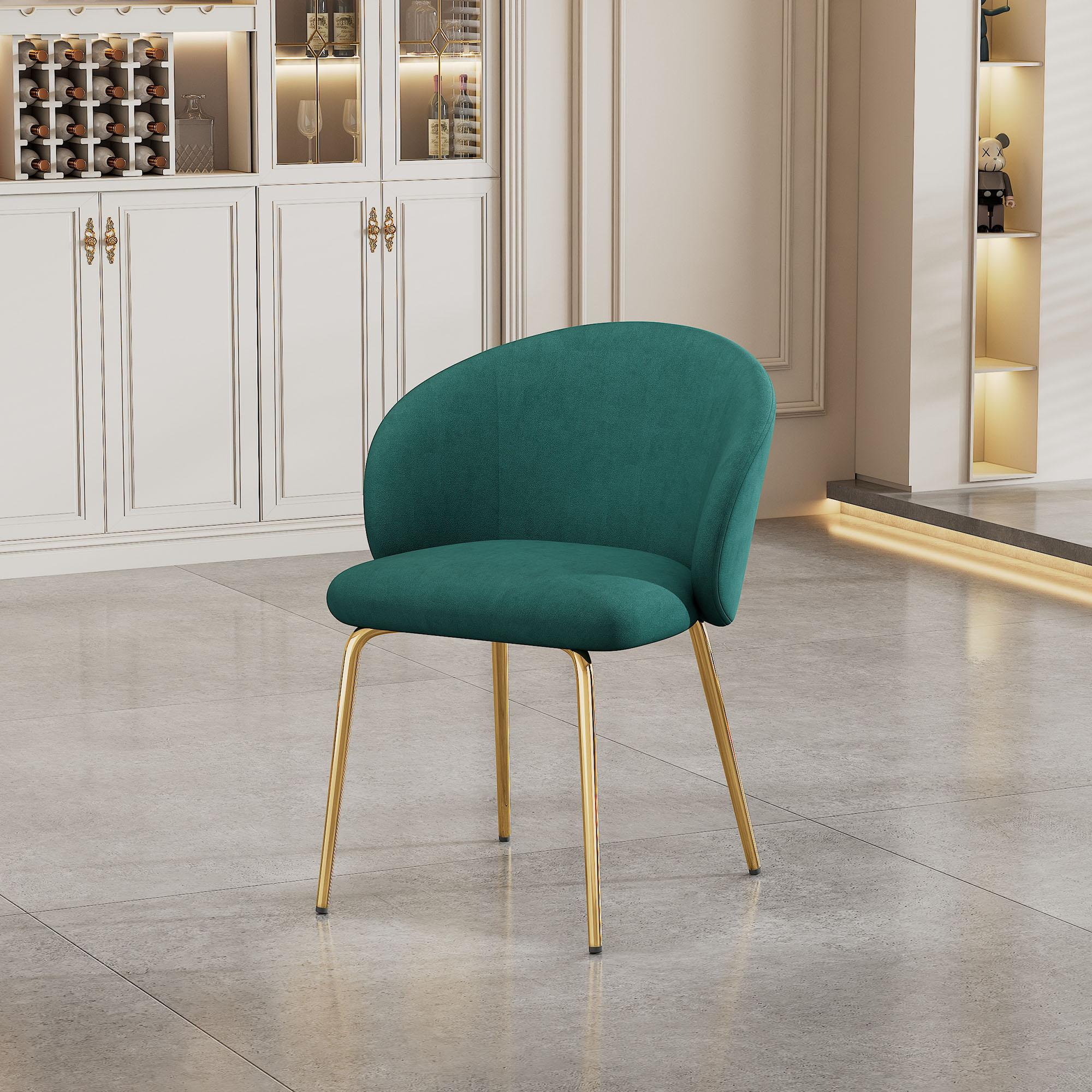 Teal Stuhl mit goldenen Beinen in einem hellen Raum mit hellem Boden.