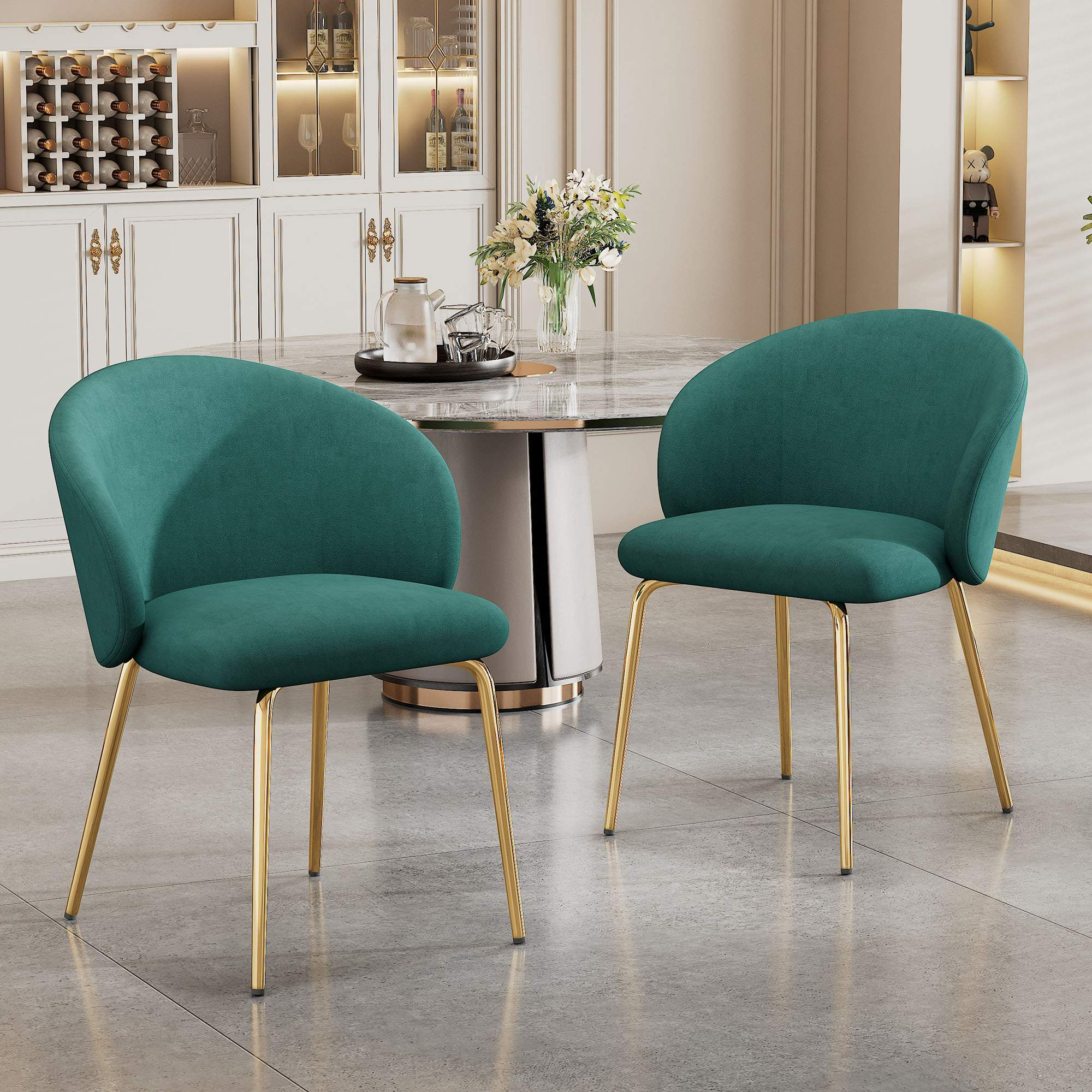 Zwei teal-farbene Stühle mit goldenen Beinen in einem Raum. Der Hintergrund umfasst einen Marmortisch und einen Schrank.