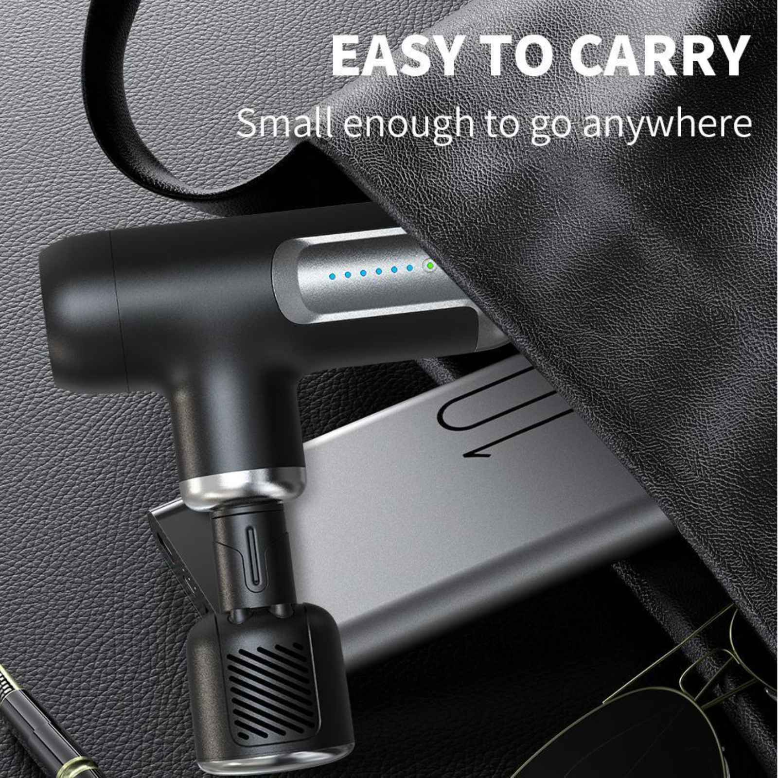 Schwarze Massagepistole in einer schwarzen Tasche. Text EASY TO CARRY.