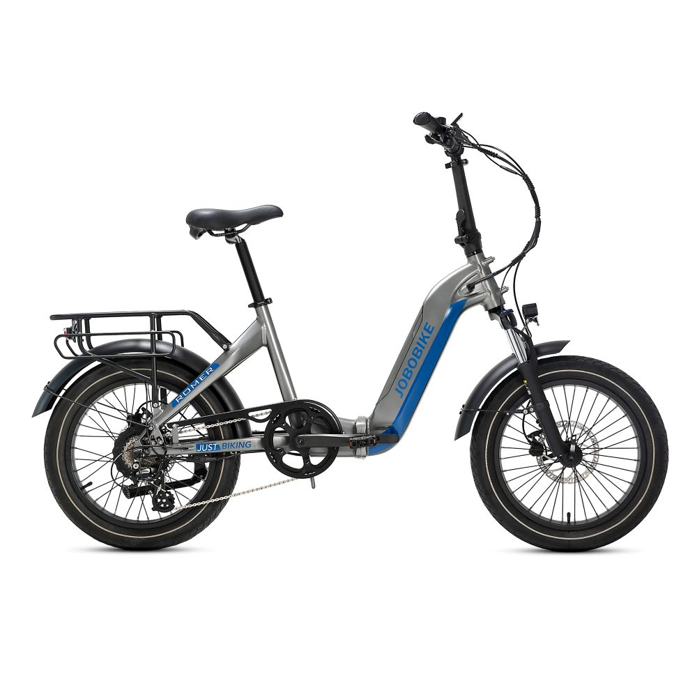 Una bicicleta eléctrica plegable Jobobike gris y azul, con portaequipajes y neumáticos negros, sobre un fondo blanco.