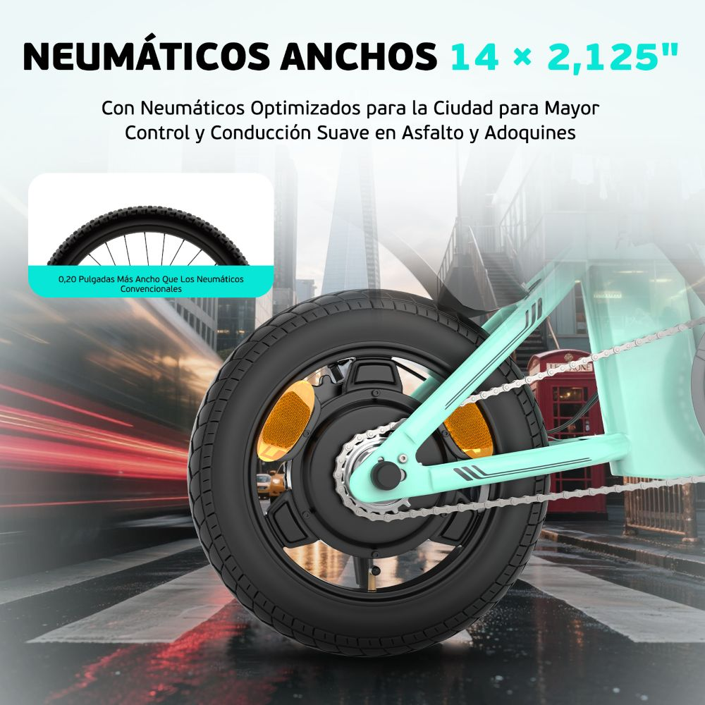 Primer plano de la rueda de una e-bike, mostrando neumáticos anchos, luz roja de freno y fondo de ciudad.