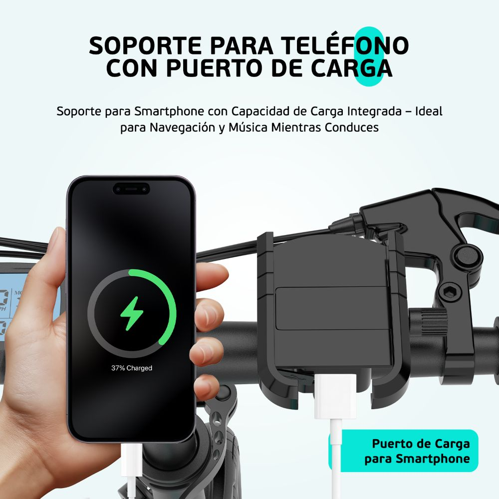 Mano sosteniendo un teléfono cargando a través del puerto de carga de una e-bike, mostrando un indicador.