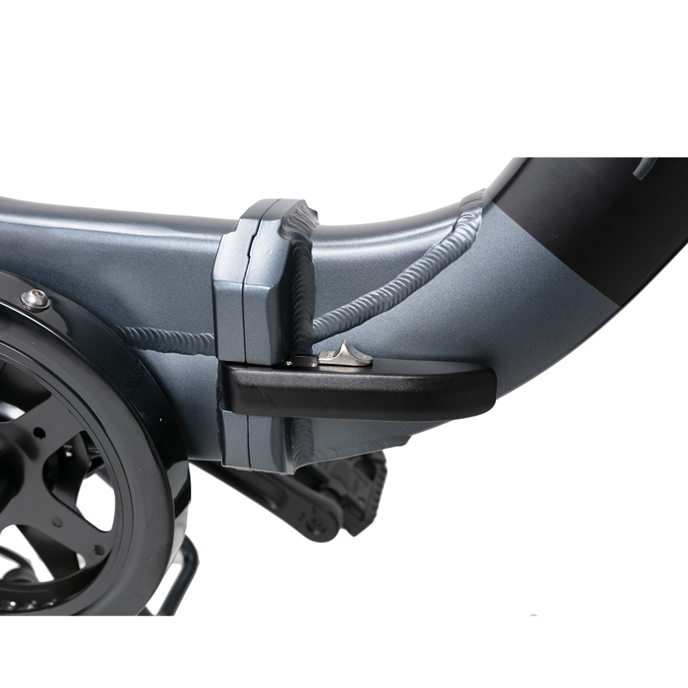 Primo piano del giunto del telaio di una e-bike. La bici è blu e nera. Sfondo bianco.