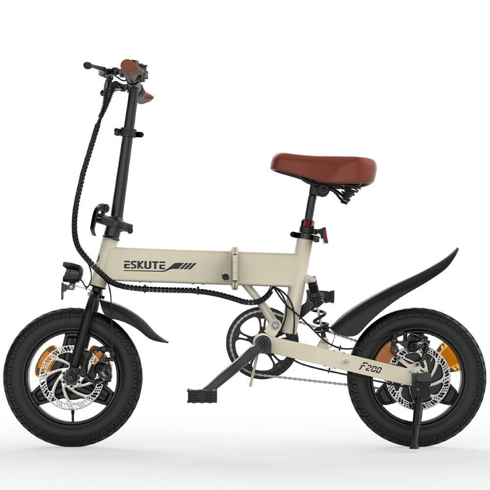 E-bike pieghevole bianco sporco con sella marrone, pneumatici e telaio neri. Ha il logo Eskute.