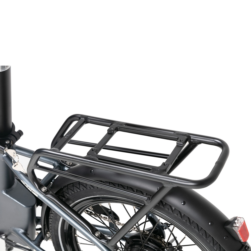 Un portapacchi per bicicletta in metallo nero attaccato alla parte posteriore di una bici grigio scuro, sfondo bianco.