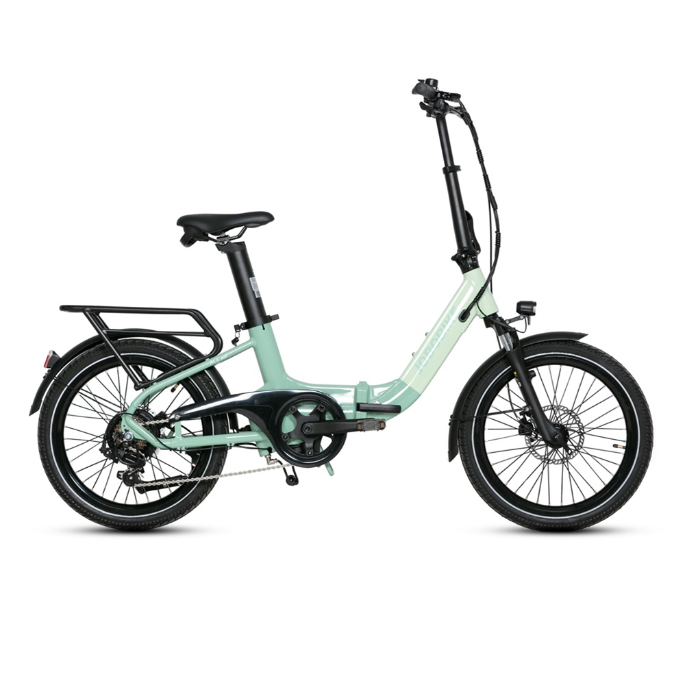 Ein mintgrünes Klapprad mit schwarzen Akzenten. Es hat einen Gepäckträger und Scheibenbremsen. Weißer Hintergrund.