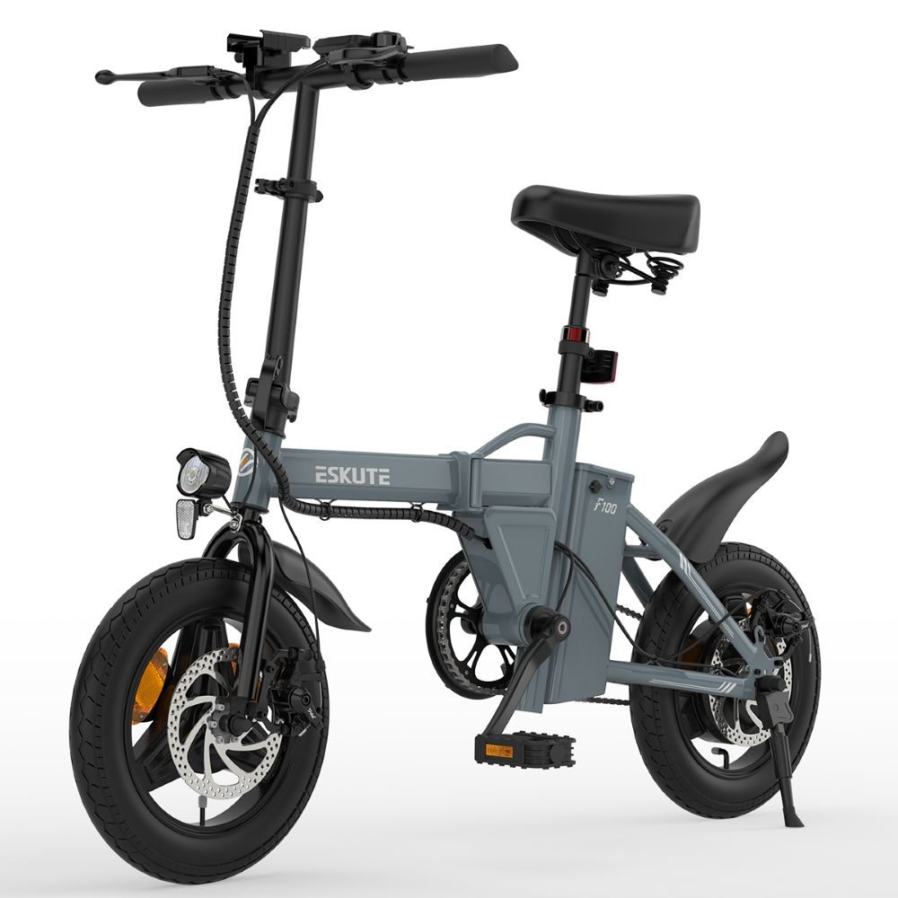 Bicicleta eléctrica plegable gris, neumáticos negros y asiento negro sobre fondo blanco.