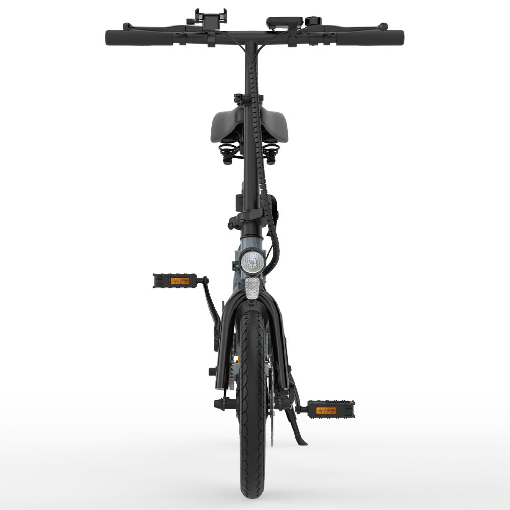 Vista frontal de una bicicleta eléctrica plegable gris. Tiene un faro y neumáticos negros.
