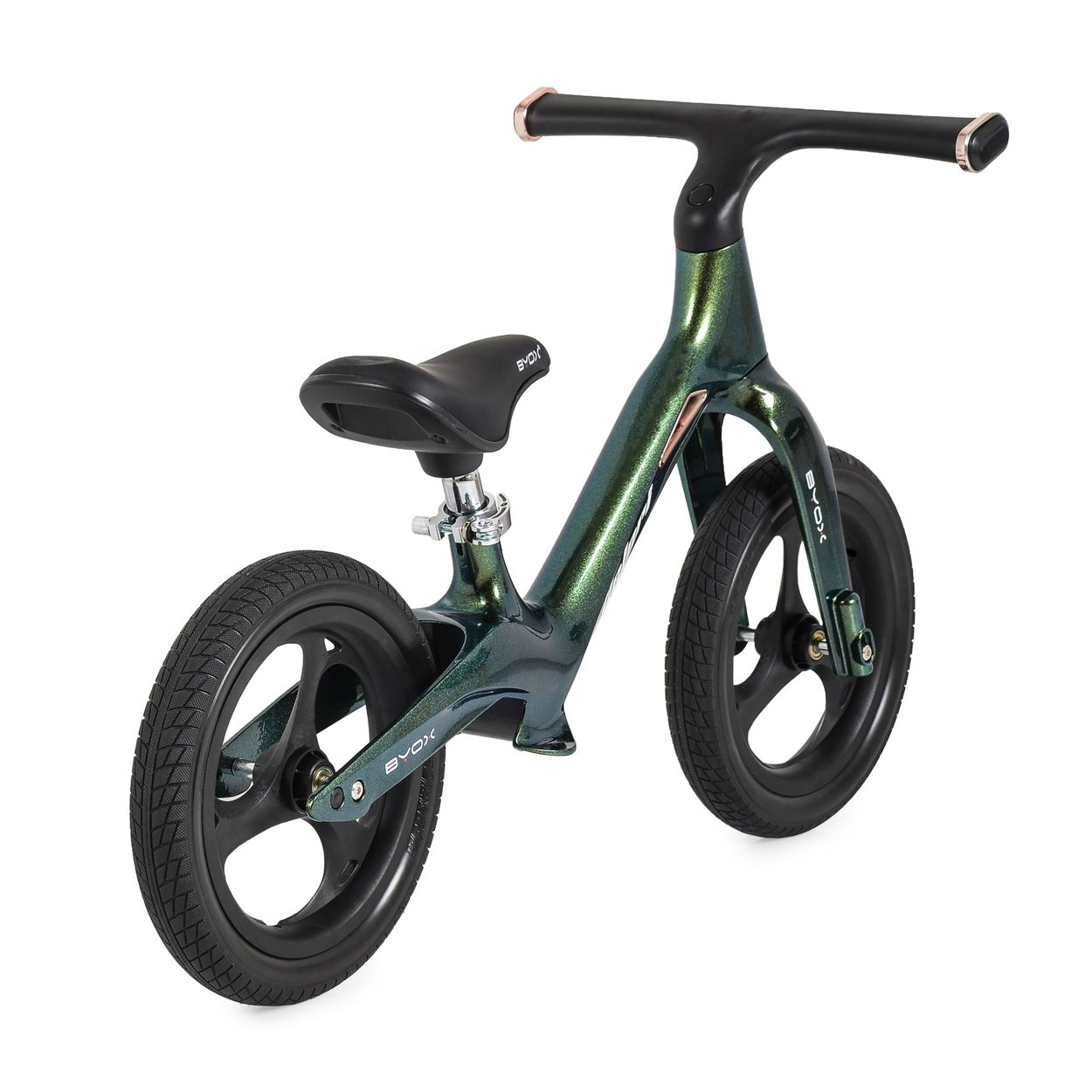 Ein grünes Laufrad mit schwarzen Reifen und Sitz. Das Fahrrad steht auf weißem Grund und ist nach rechts abgewinkelt.