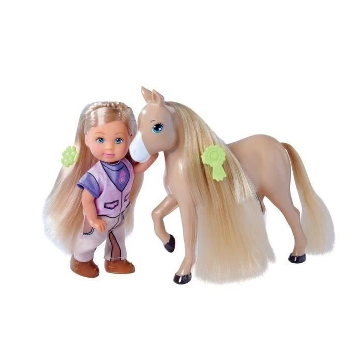 Una muñeca está de pie con un caballo. La muñeca tiene cabello rubio, y el caballo es de color canela con una melena rubia y una cinta rosa.